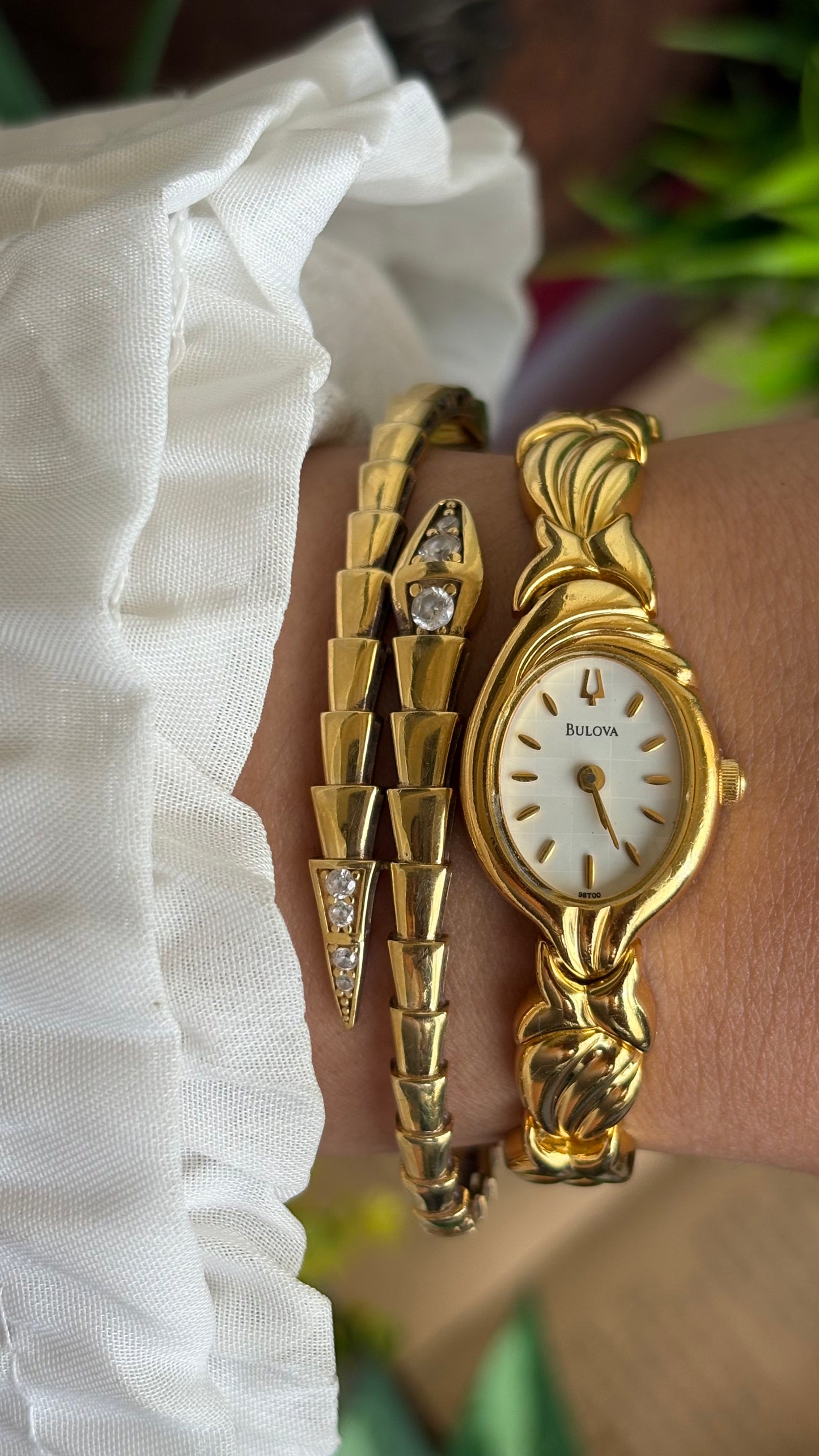 Extremely Rare Vintage Bulova Watch in Gold Tone Shell Straps