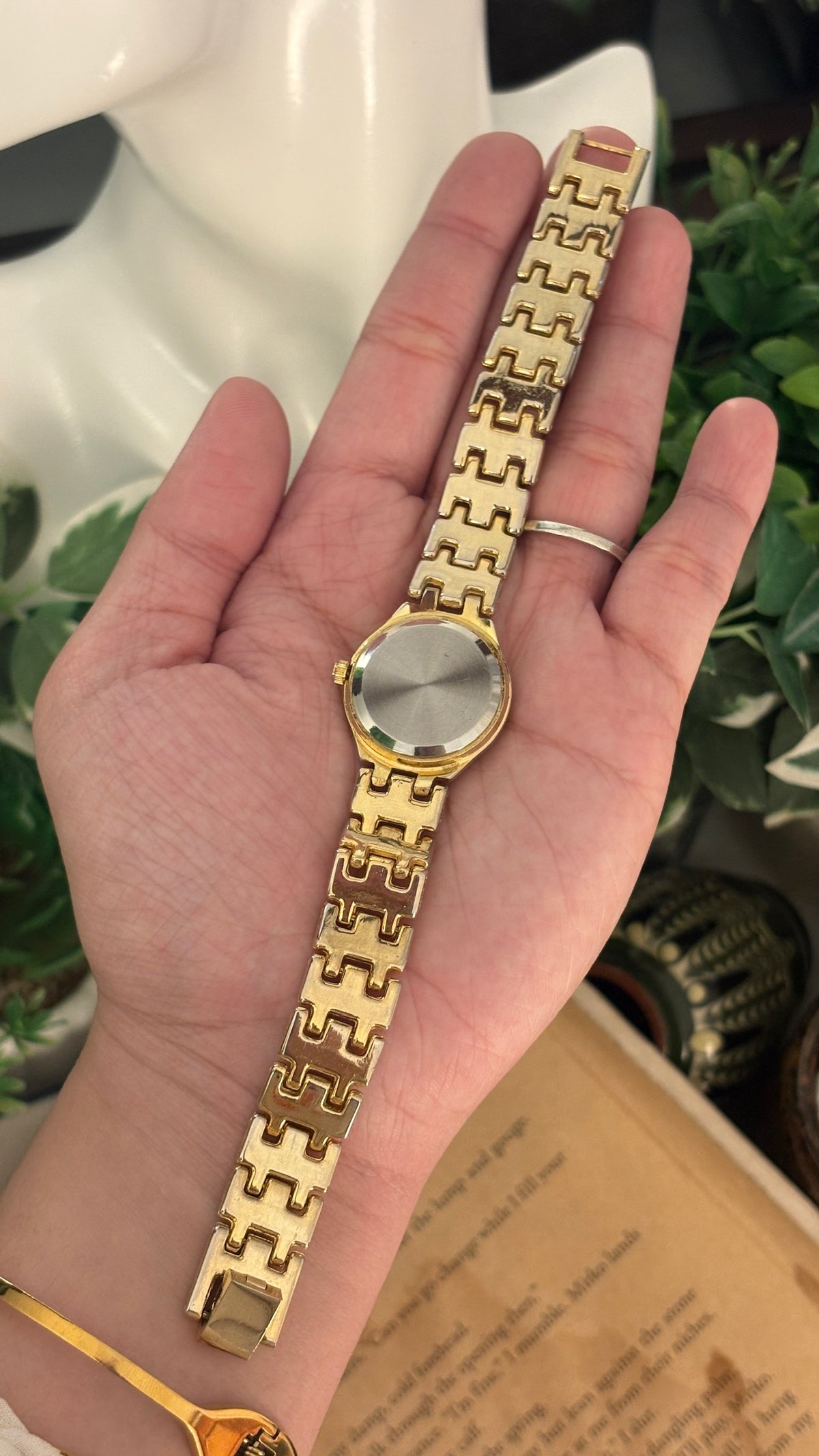Vintage Avant Fluted Bezel Watch in Gold Tone Quartz