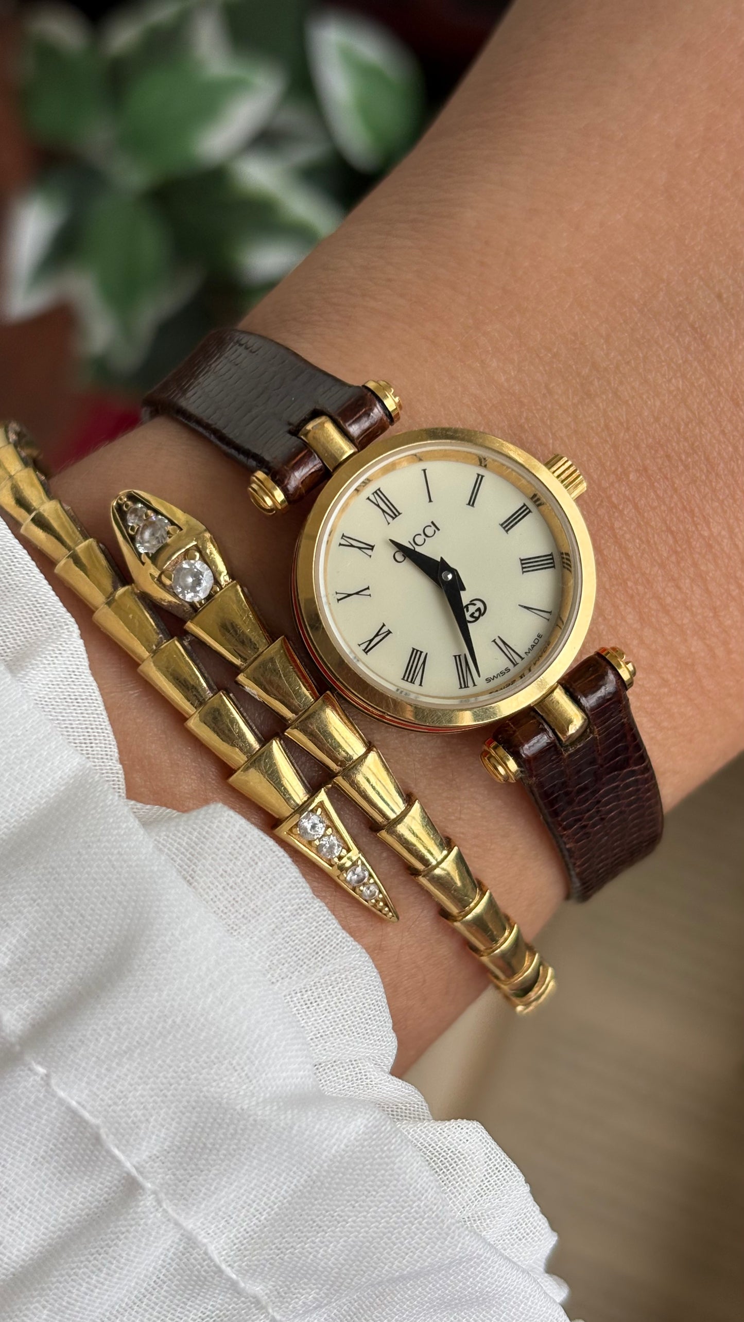 Vintage Gucci Women’s Dress Watch in Brown Leather Strap Rare Cherryline Bezel Accent in Roman Dial with Gucci Box