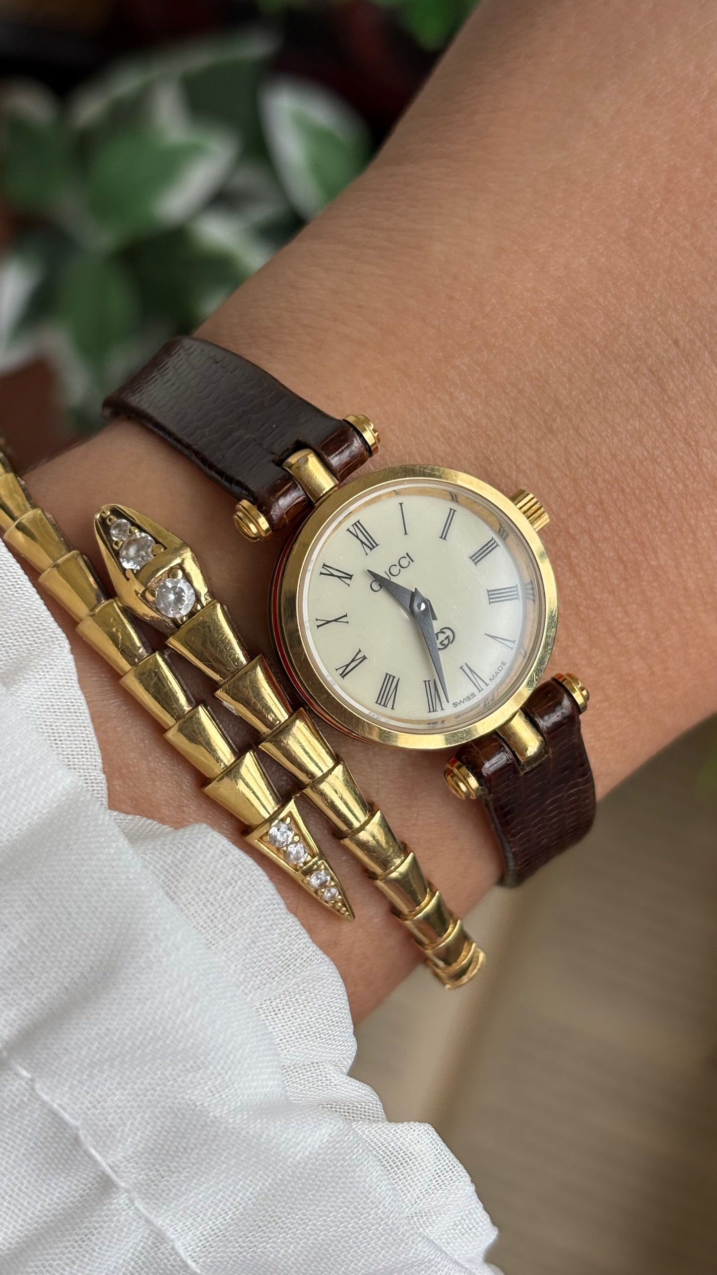 Vintage Gucci Women’s Dress Watch in Brown Leather Strap Rare Cherryline Bezel Accent in Roman Dial with Gucci Box