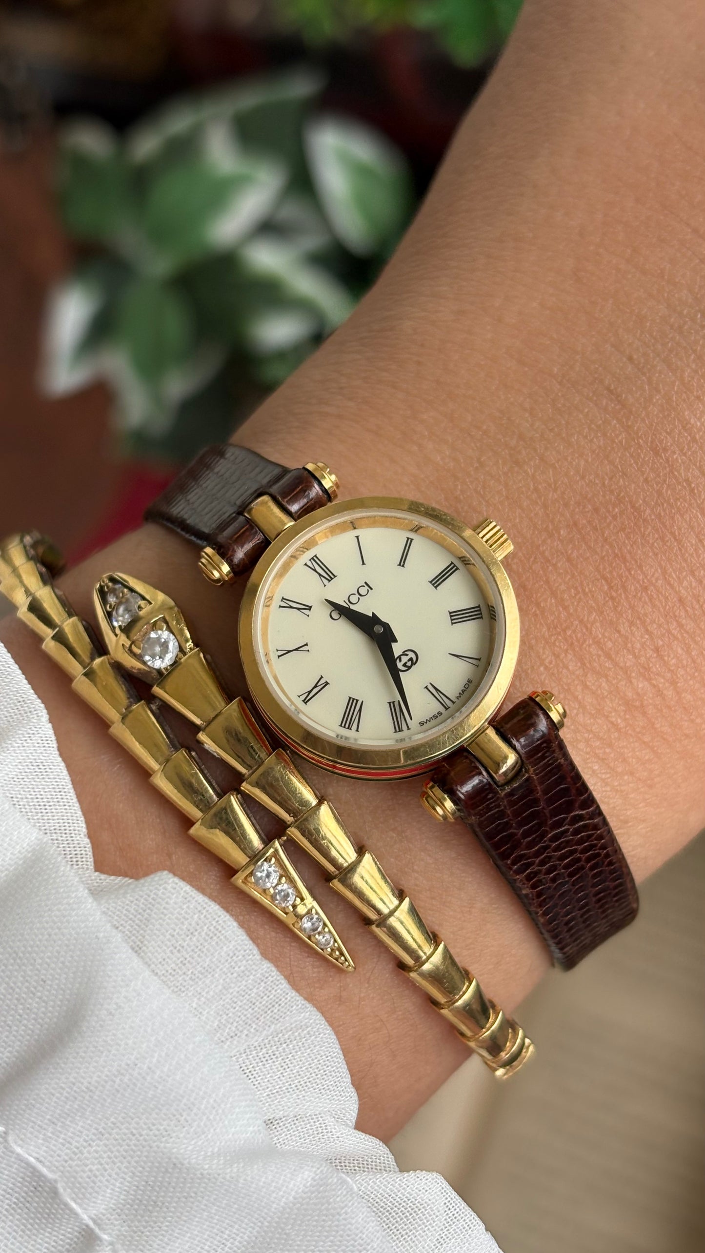 Vintage Gucci Women’s Dress Watch in Brown Leather Strap Rare Cherryline Bezel Accent in Roman Dial with Gucci Box