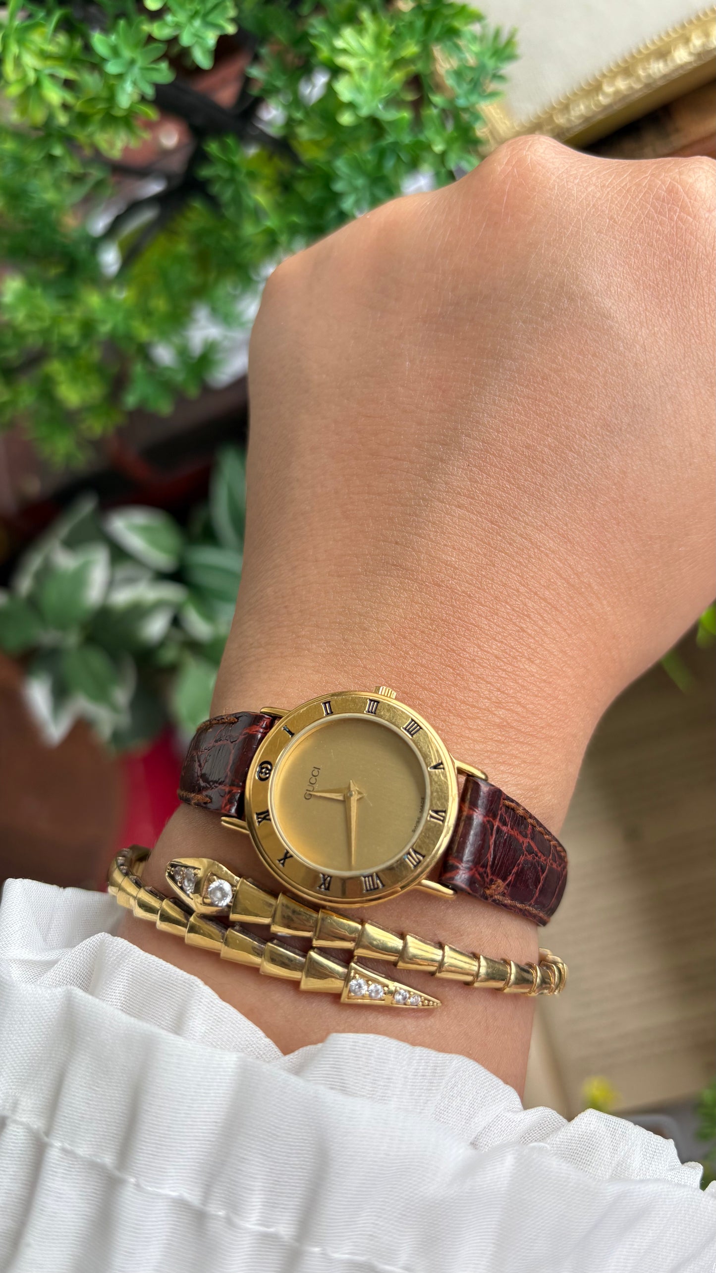 Vintage Gucci Women’s Dress Watch in Brown Leather Strap Classic Roman Bezel