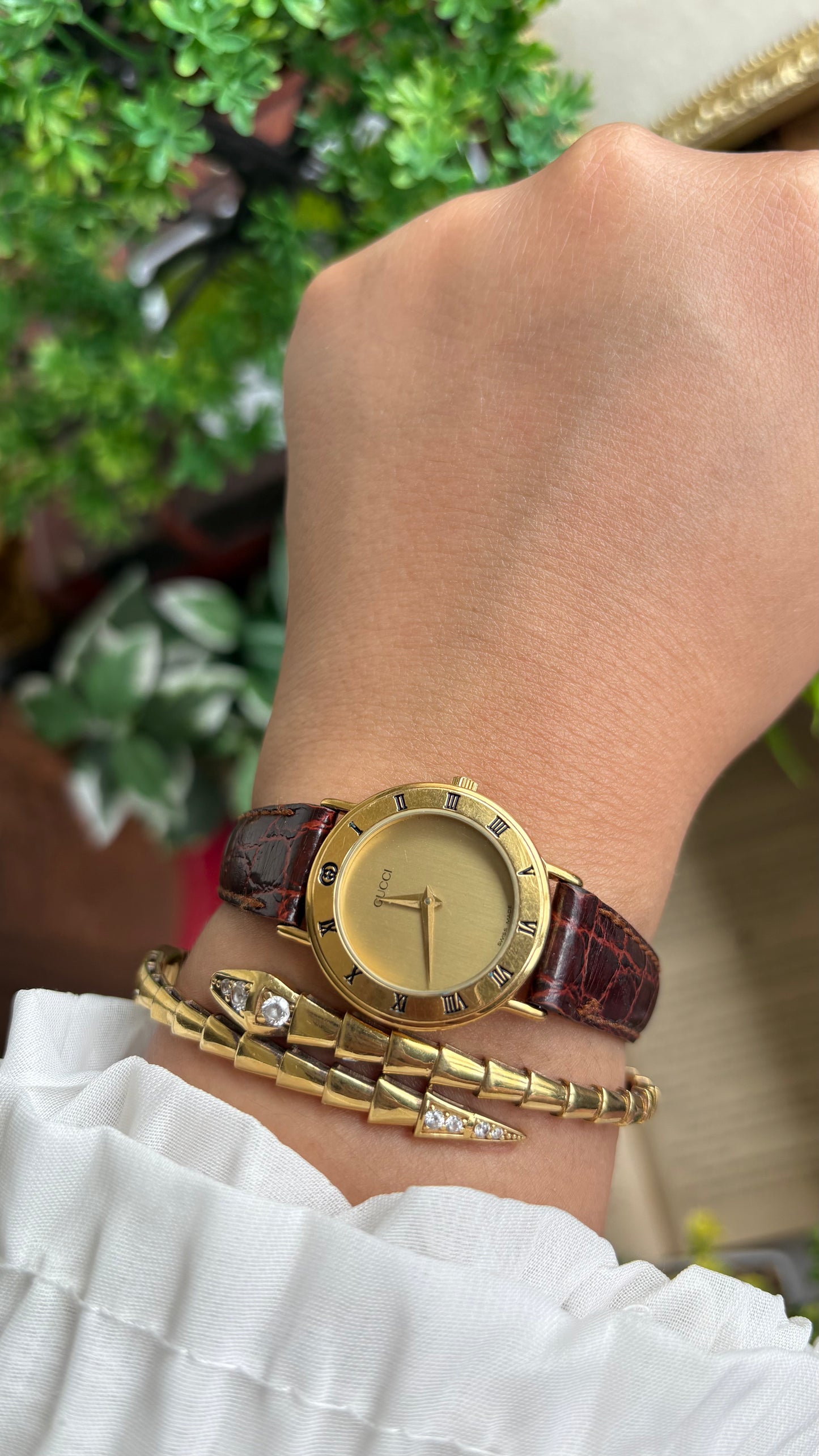 Vintage Gucci Women’s Dress Watch in Brown Leather Strap Classic Roman Bezel