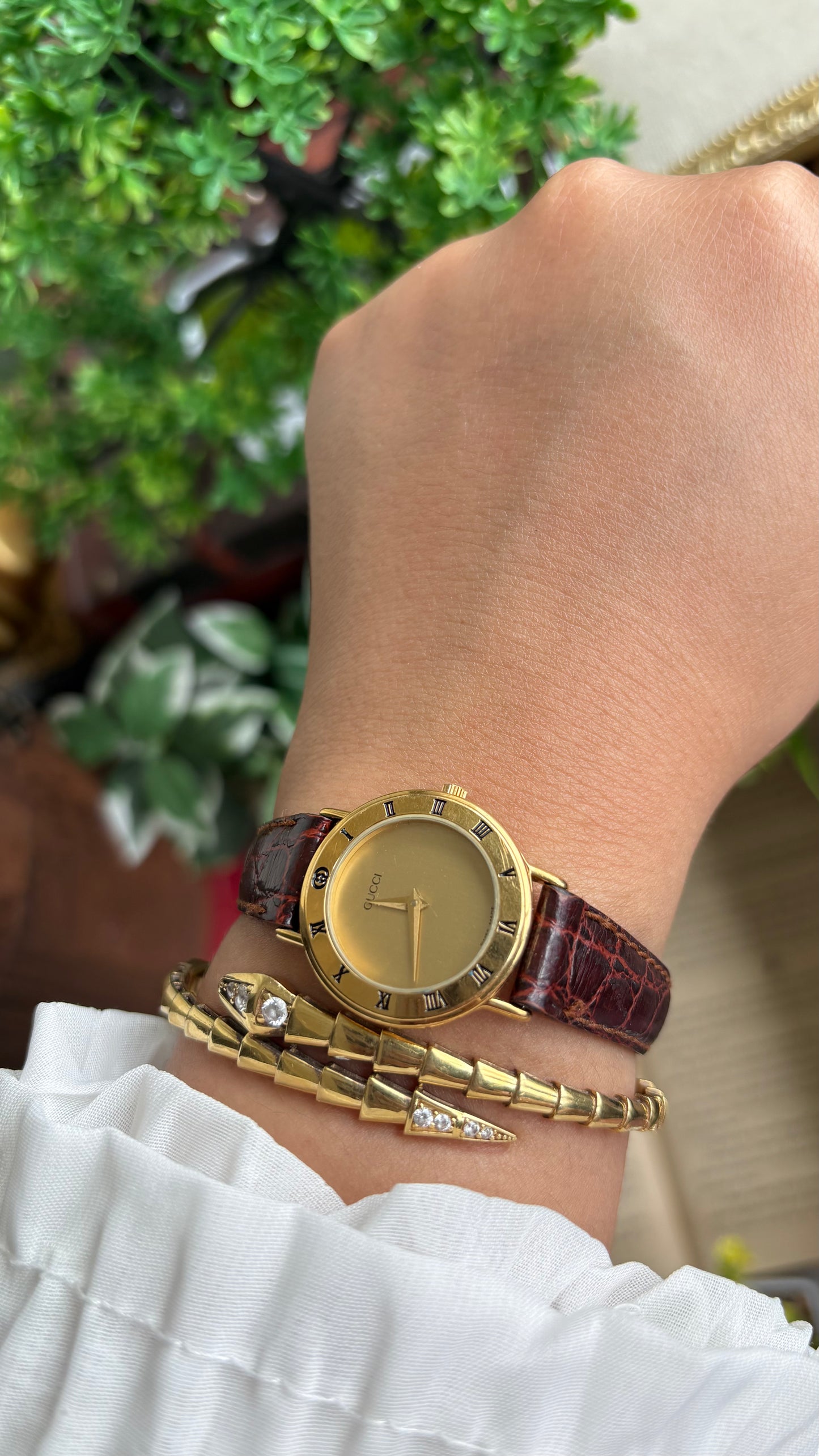 Vintage Gucci Women’s Dress Watch in Brown Leather Strap Classic Roman Bezel