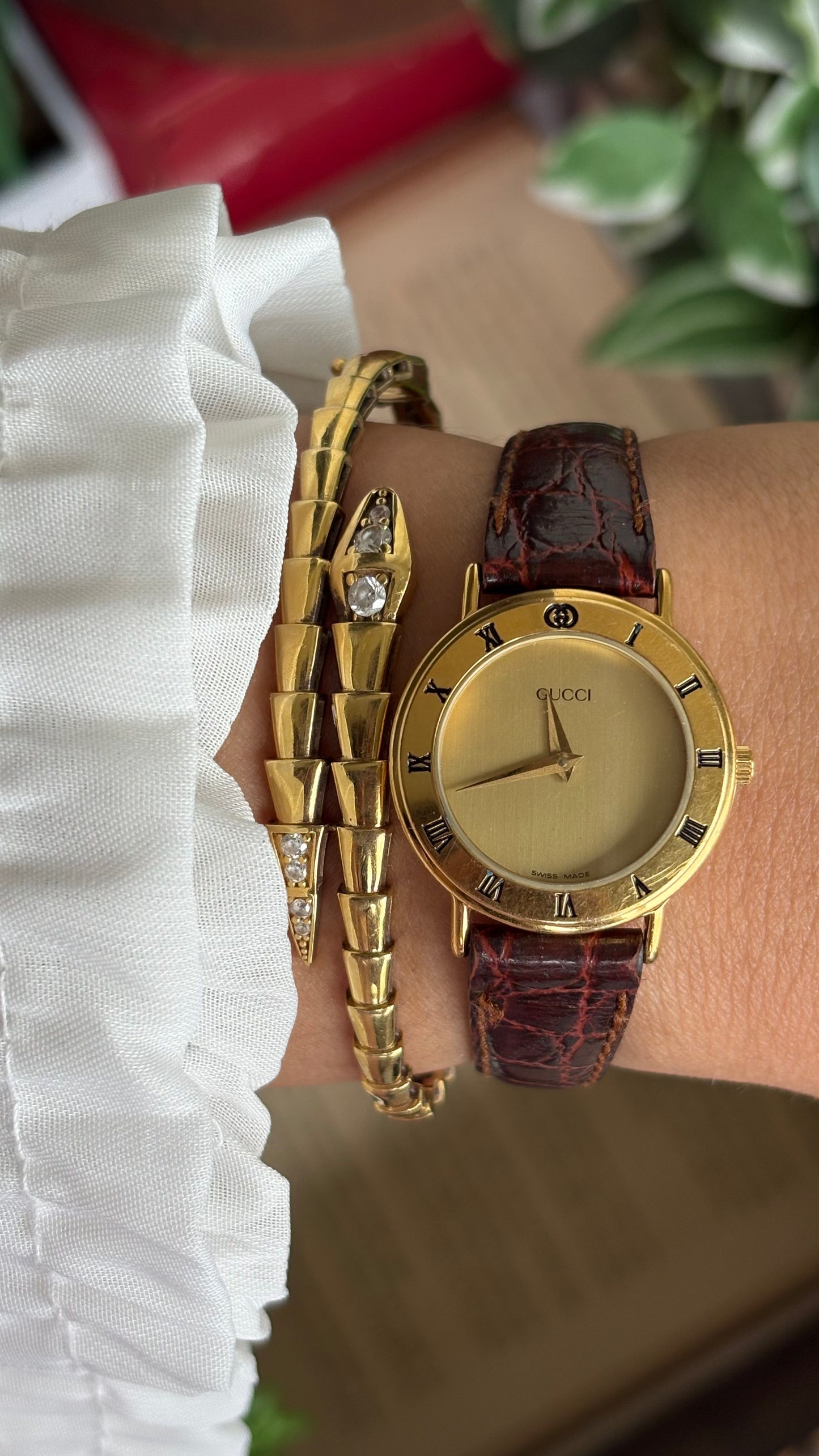 Vintage Gucci Women’s Dress Watch in Brown Leather Strap Classic Roman Bezel