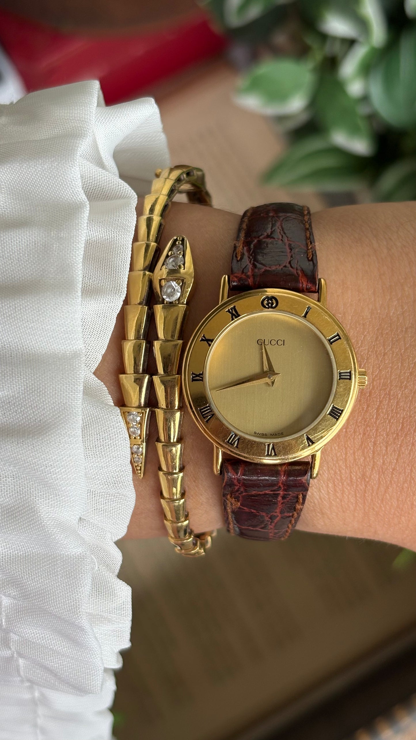 Vintage Gucci Women’s Dress Watch in Brown Leather Strap Classic Roman Bezel