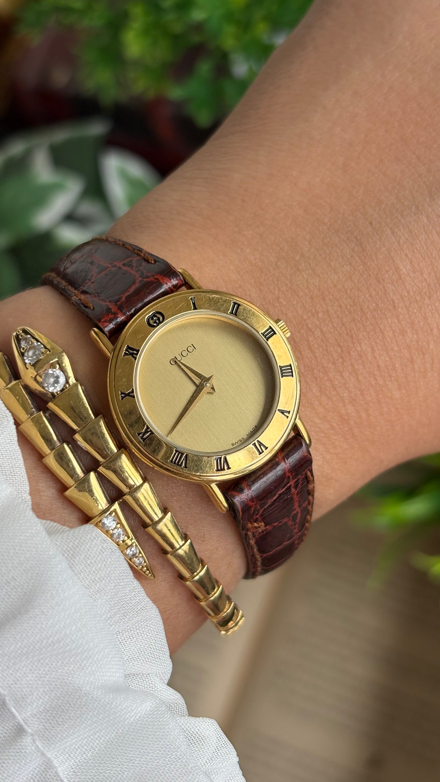 Vintage Gucci Women’s Dress Watch in Brown Leather Strap Classic Roman Bezel
