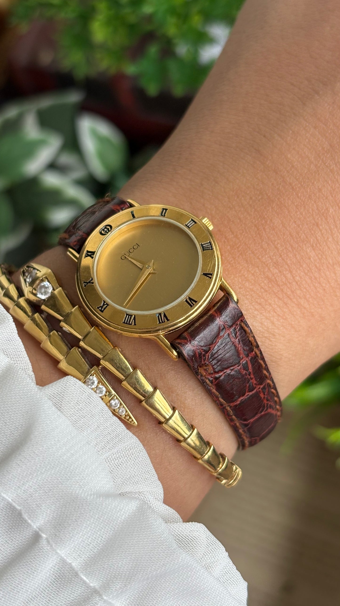 Vintage Gucci Women’s Dress Watch in Brown Leather Strap Classic Roman Bezel