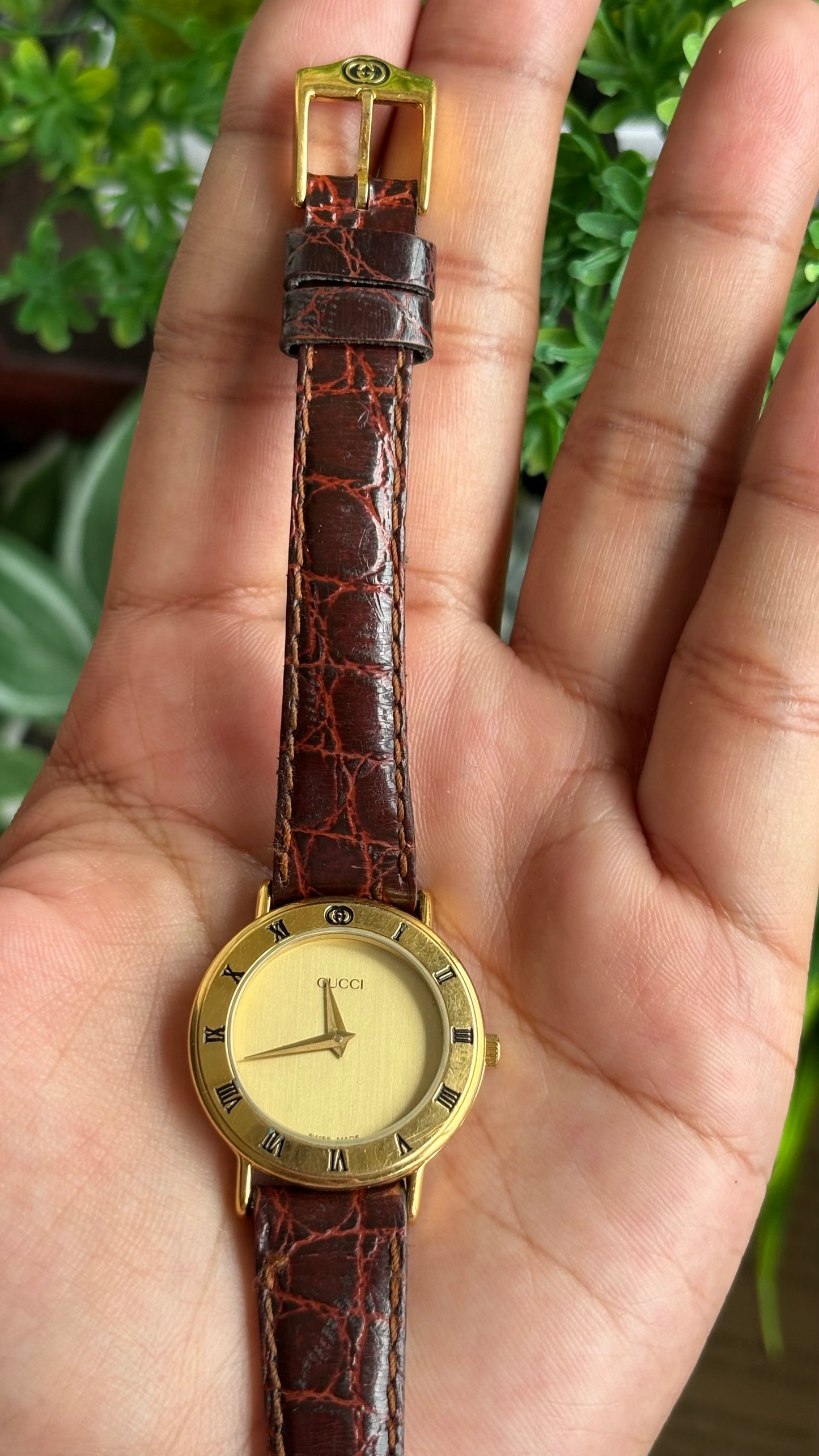 Vintage Gucci Women’s Dress Watch in Brown Leather Strap Classic Roman Bezel