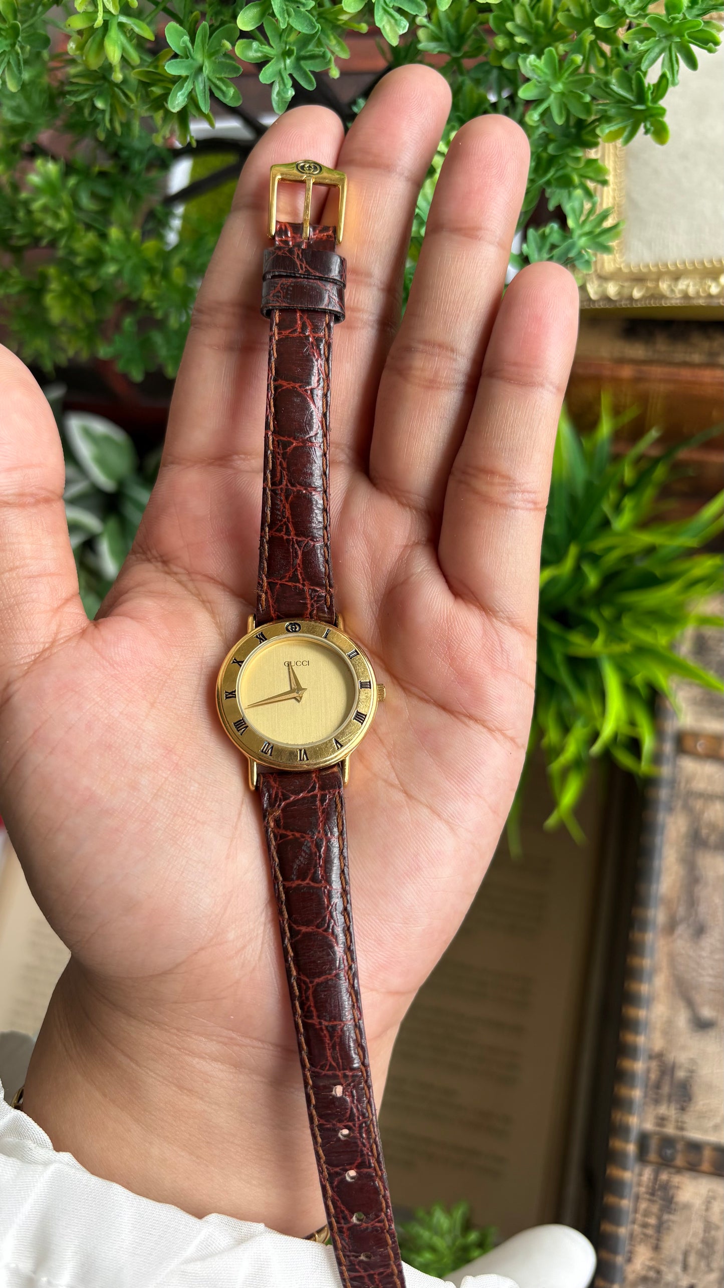 Vintage Gucci Women’s Dress Watch in Brown Leather Strap Classic Roman Bezel
