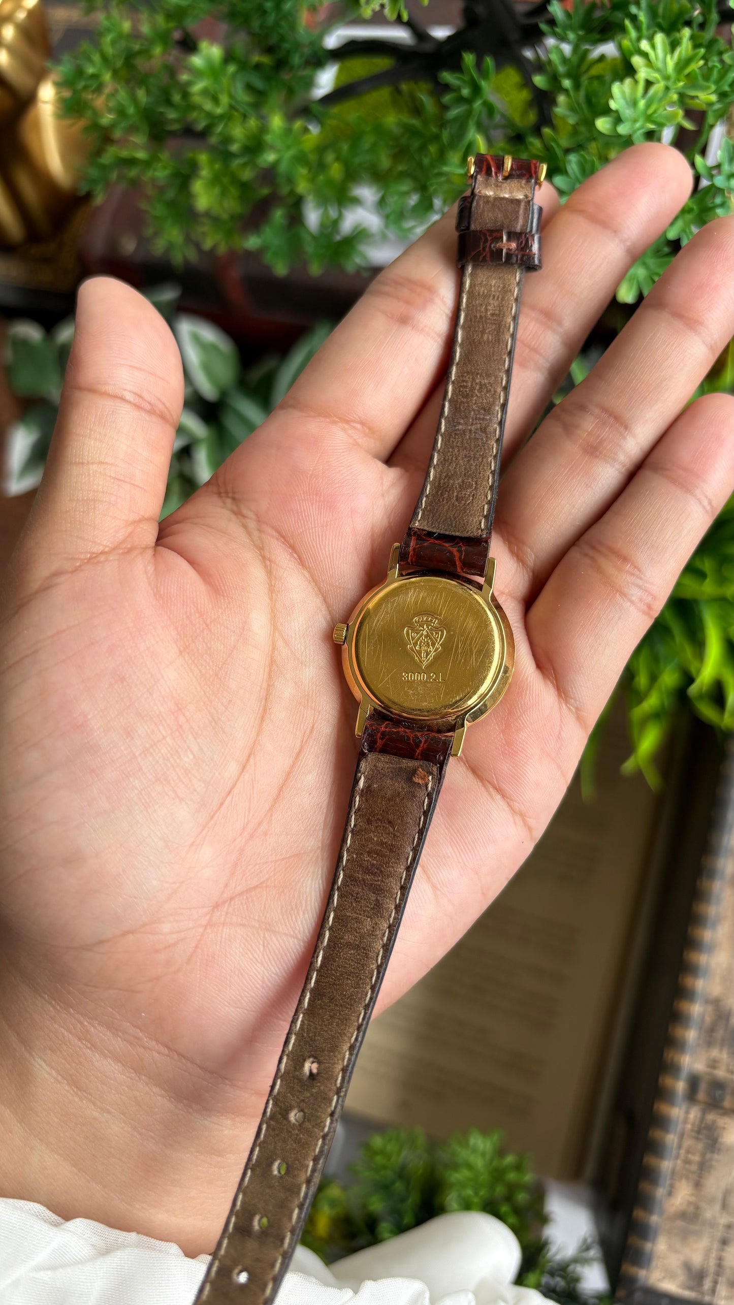 Vintage Gucci Women’s Dress Watch in Brown Leather Strap Classic Roman Bezel