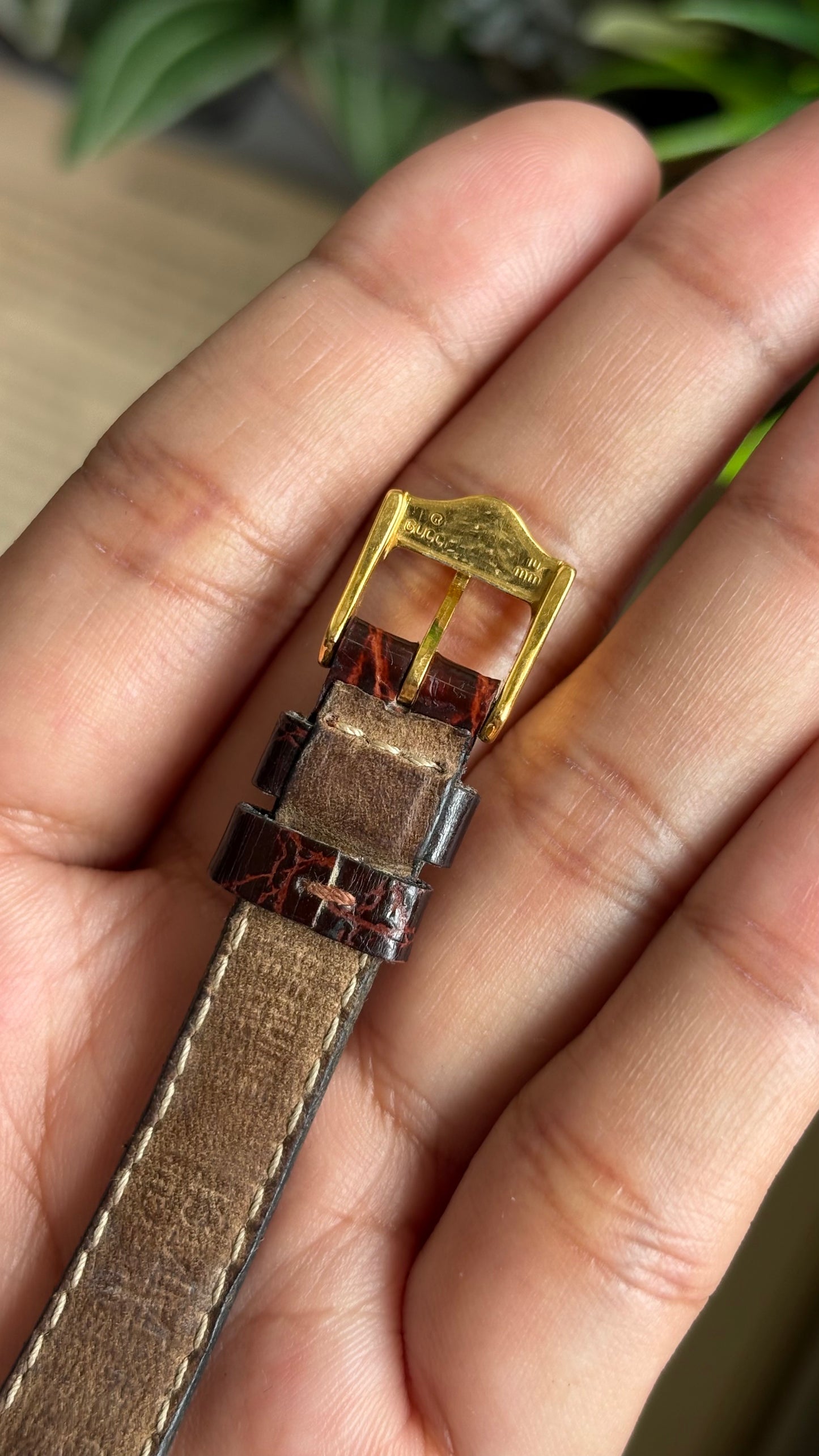 Vintage Gucci Women’s Dress Watch in Brown Leather Strap Classic Roman Bezel