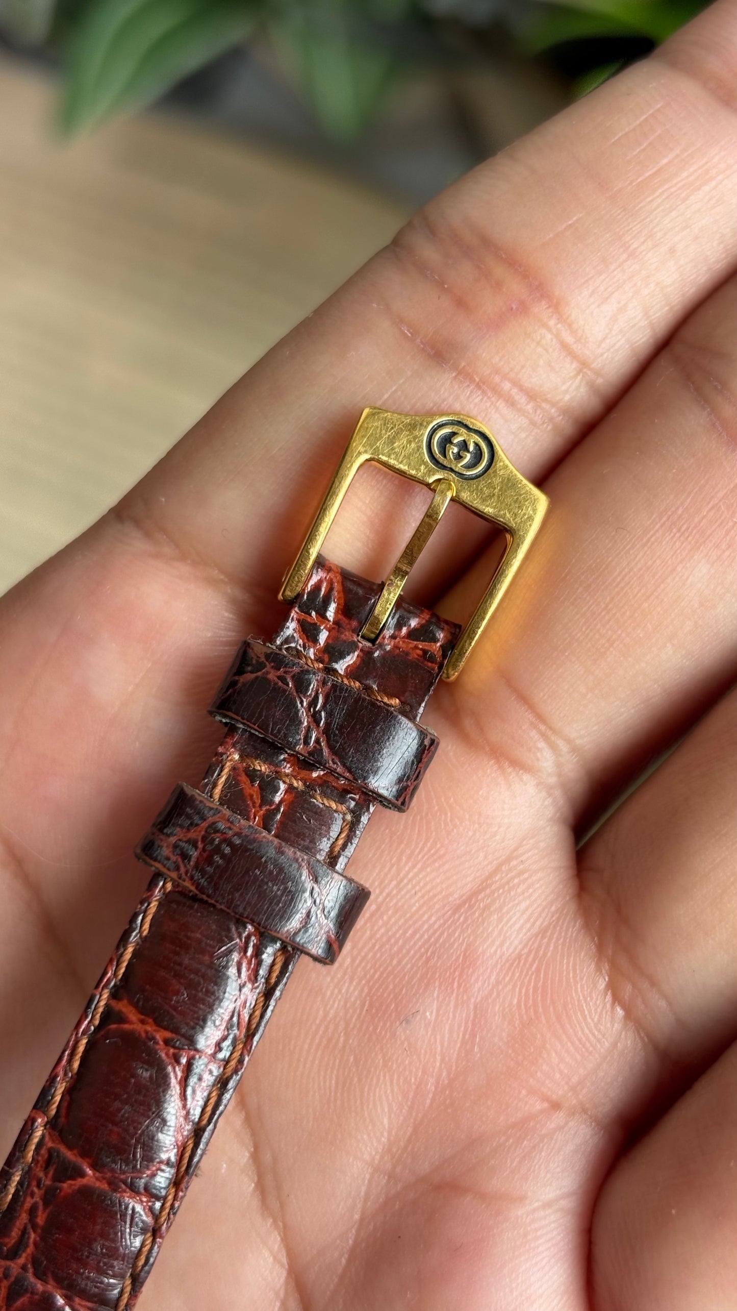 Vintage Gucci Women’s Dress Watch in Brown Leather Strap Classic Roman Bezel