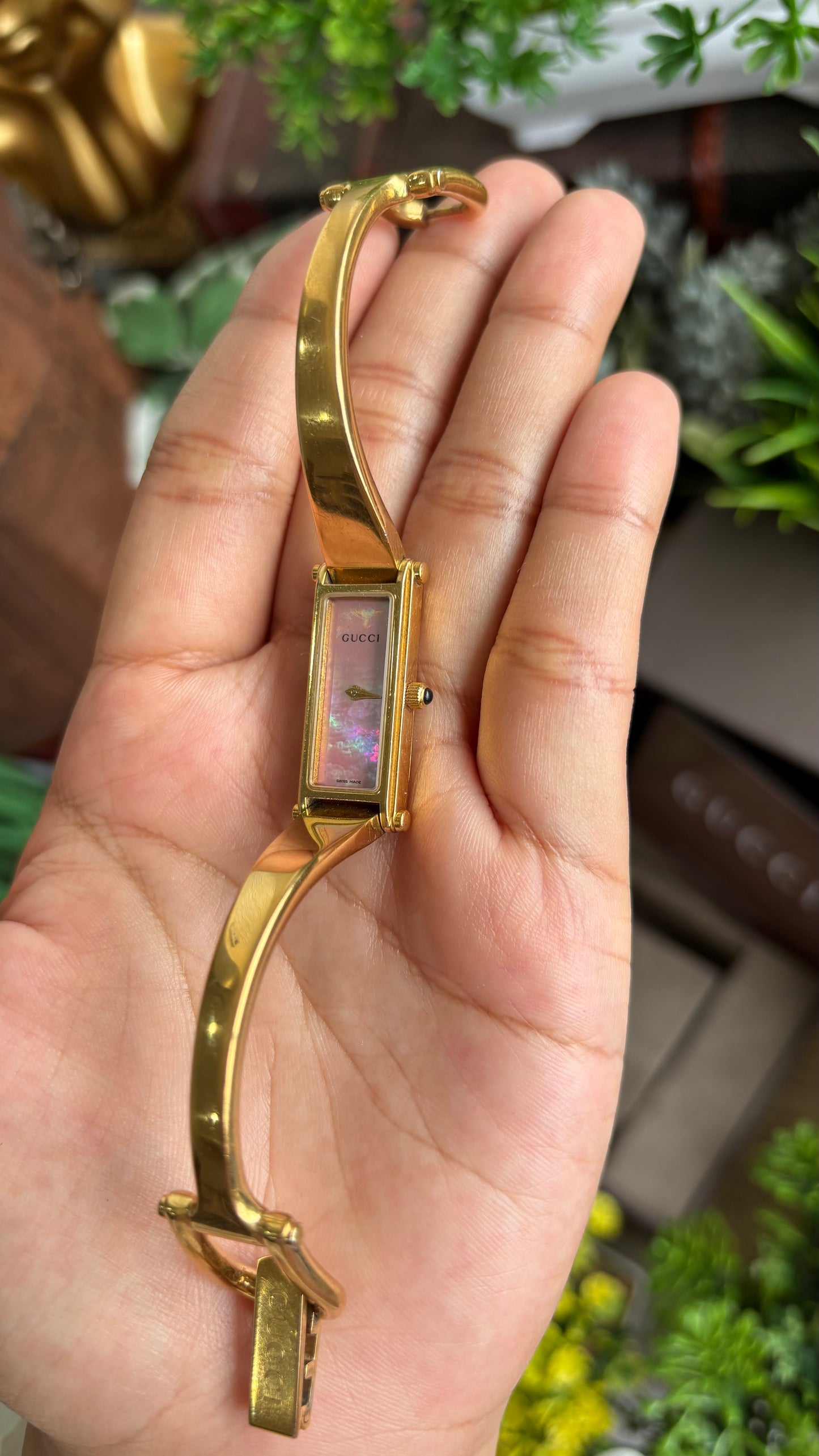 Vintage Gucci 1500L Watch in Gold Tone Mother of Pearl Pink Dial with Gucci Box