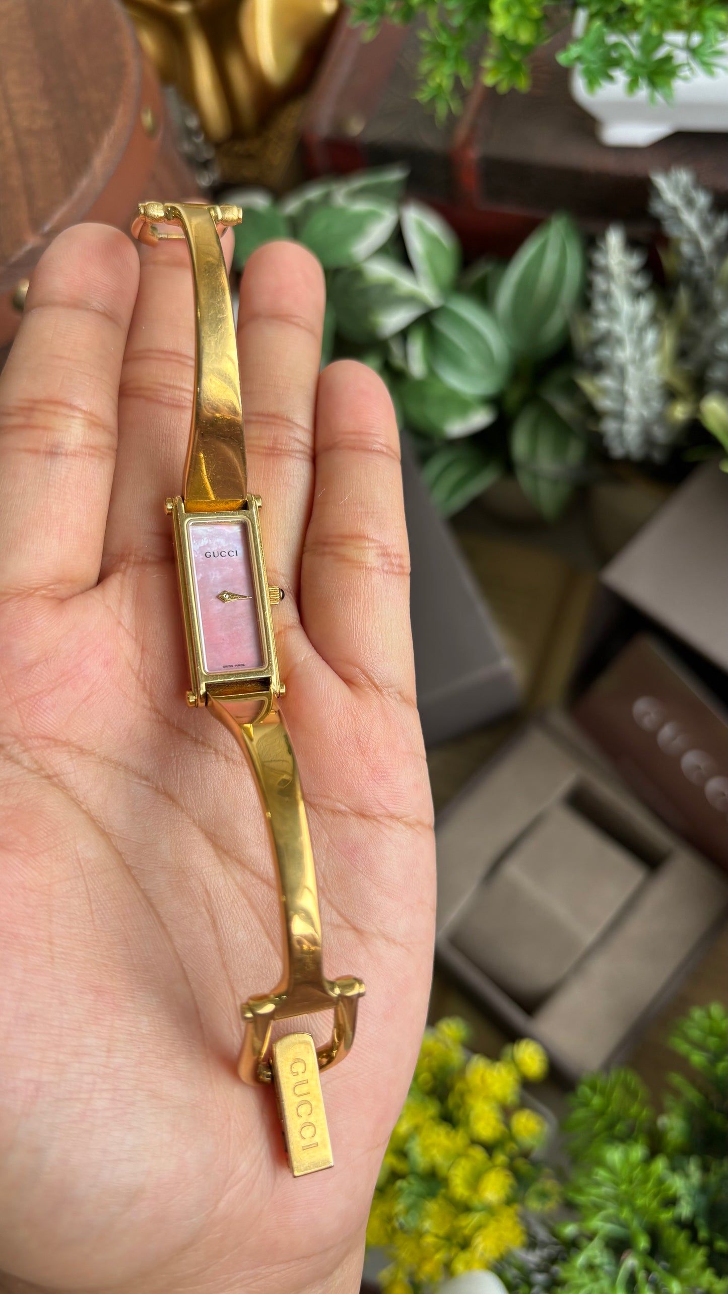 Vintage Gucci 1500L Watch in Gold Tone Mother of Pearl Pink Dial with Gucci Box
