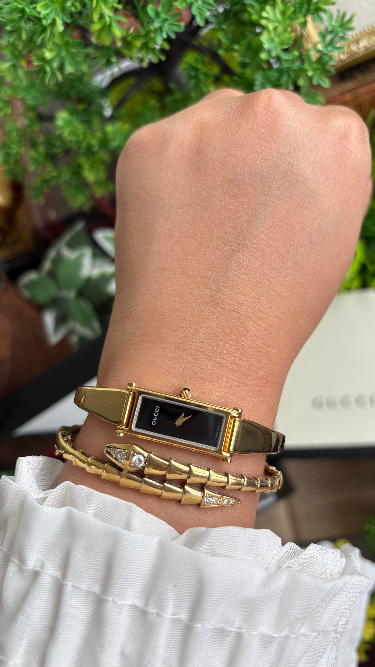 Vintage Gucci 1500L Watch in Gold Tone Black Dial with Gucci Box