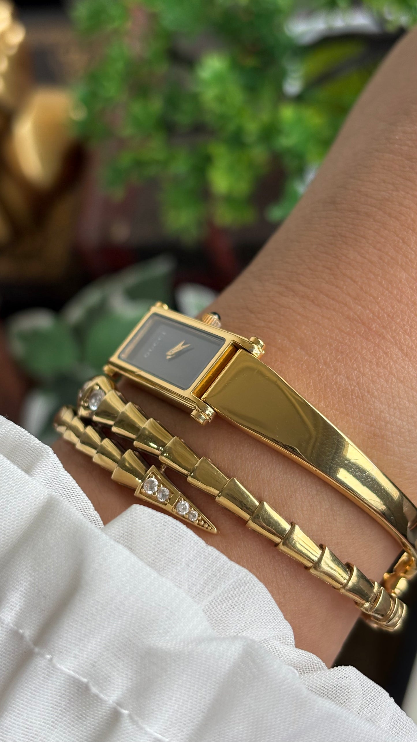 Vintage Gucci 1500L Watch in Gold Tone Black Dial with Gucci Box