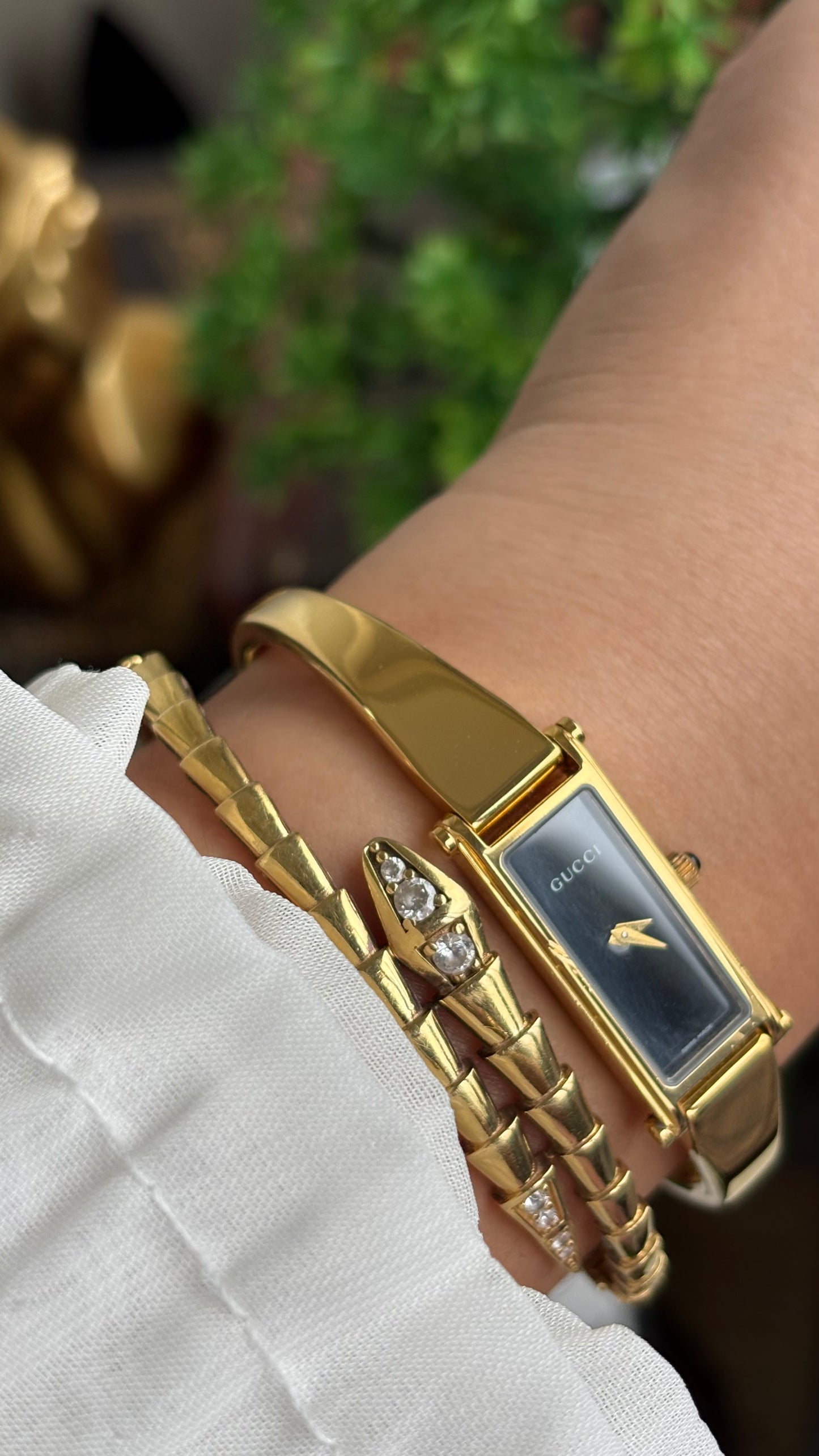 Vintage Gucci 1500L Watch in Gold Tone Black Dial with Gucci Box
