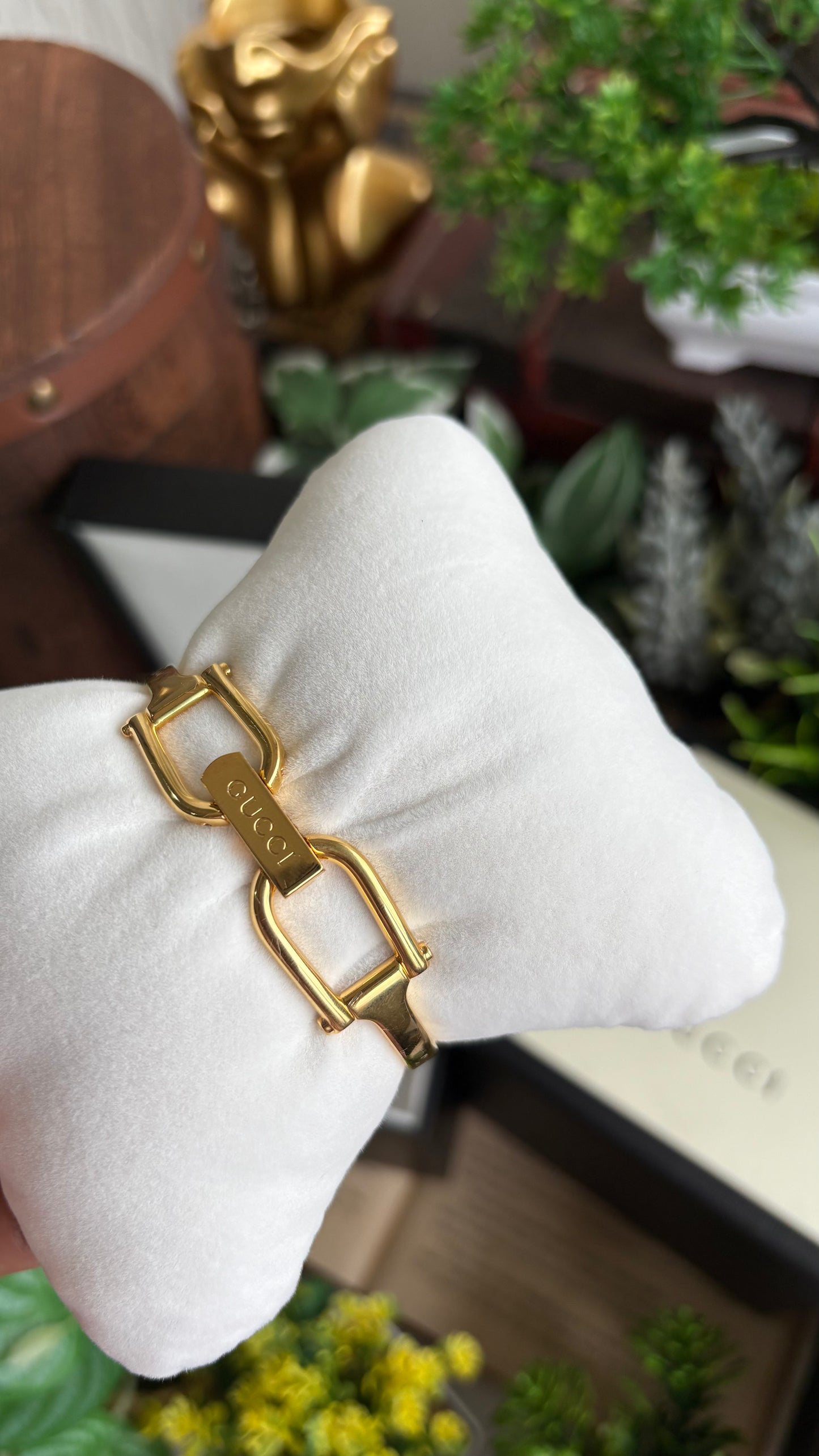 Vintage Gucci 1500L Watch in Gold Tone Black Dial with Gucci Box