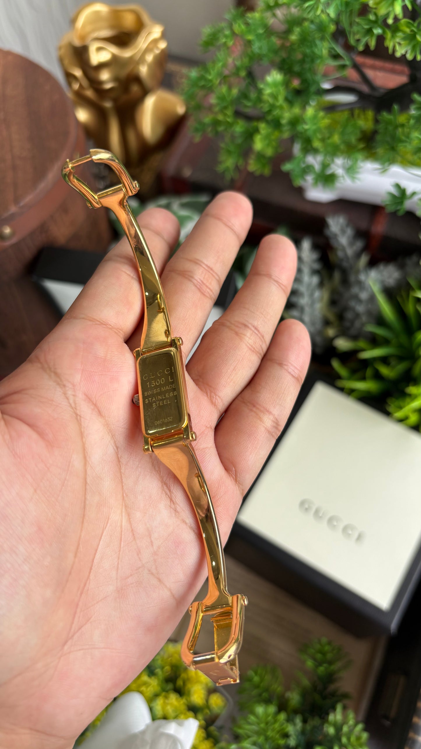 Vintage Gucci 1500L Watch in Gold Tone Black Dial with Gucci Box