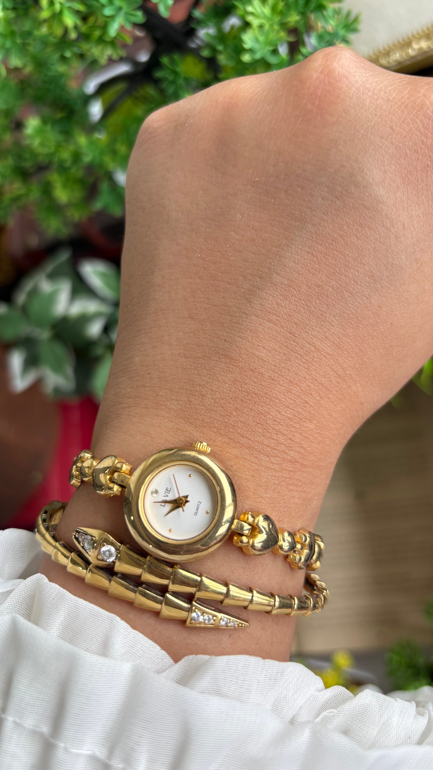 Vintage La Vie in Beautiful Heart Chain Bracelet Watch in Gold Tone