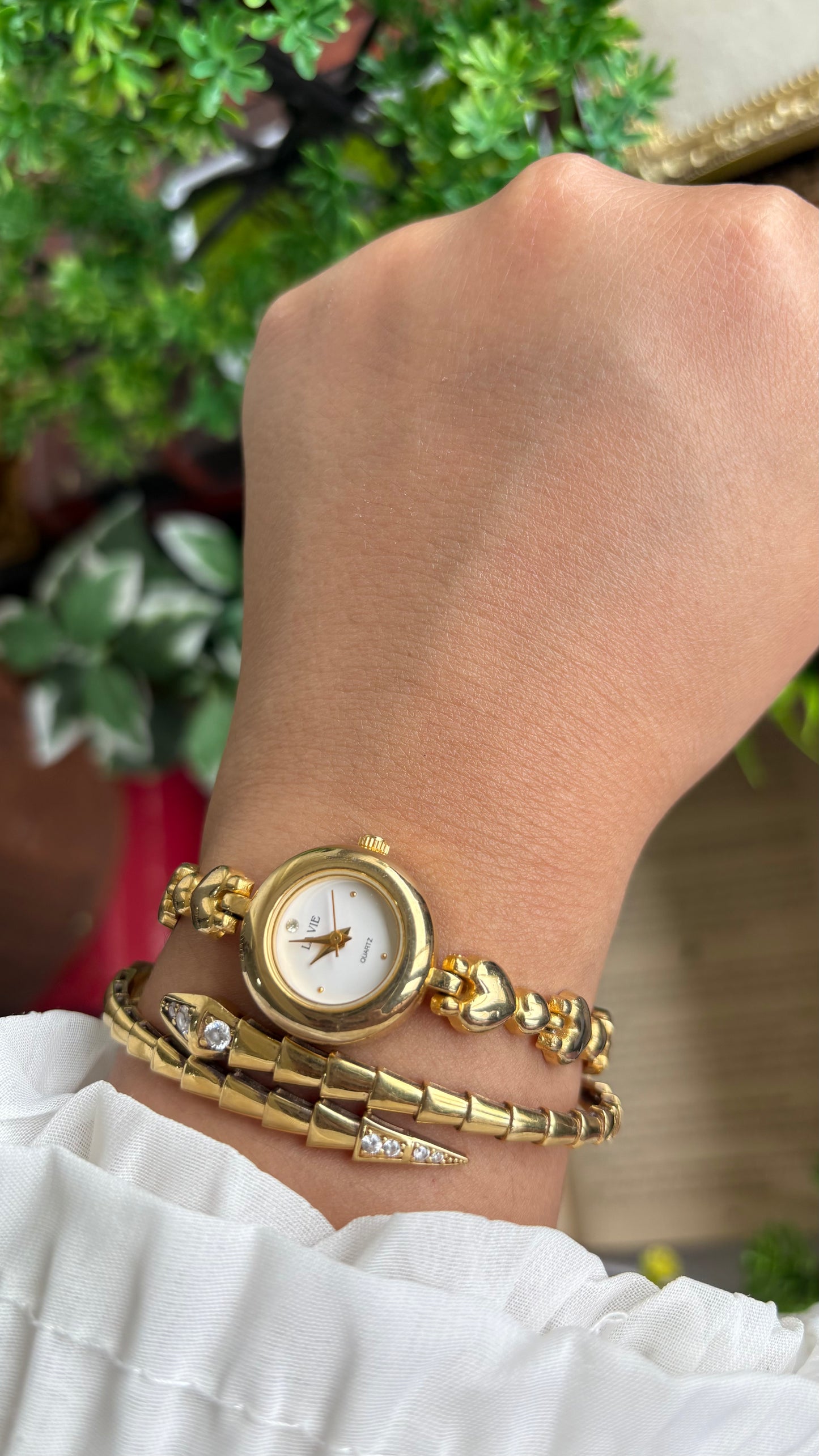 Vintage La Vie in Beautiful Heart Chain Bracelet Watch in Gold Tone