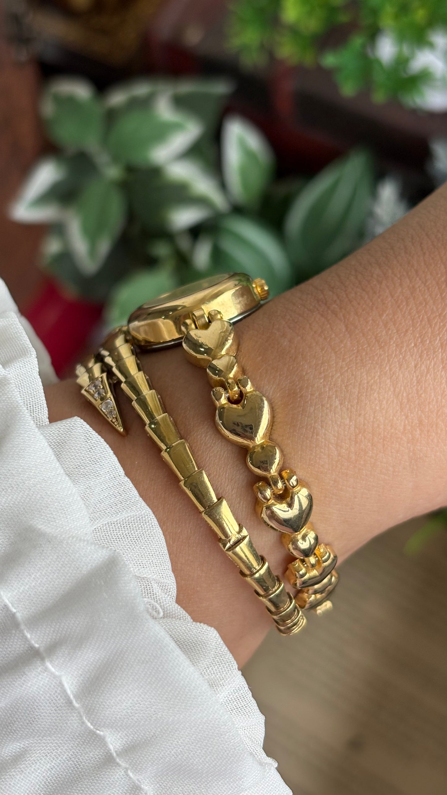 Vintage La Vie in Beautiful Heart Chain Bracelet Watch in Gold Tone