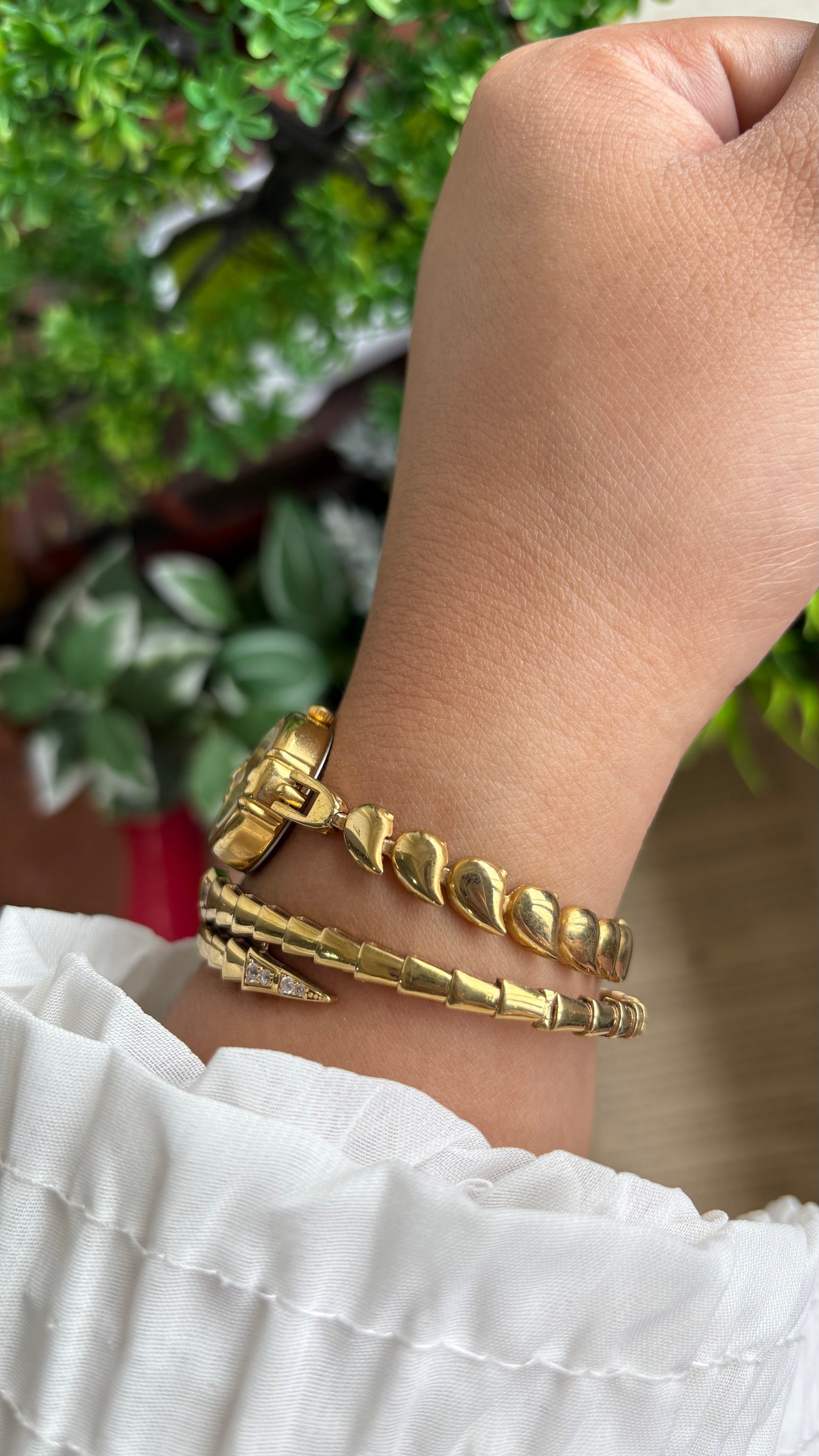 Vintage Soigne Teardrop Chain Bracelet Watch in Gold Tone