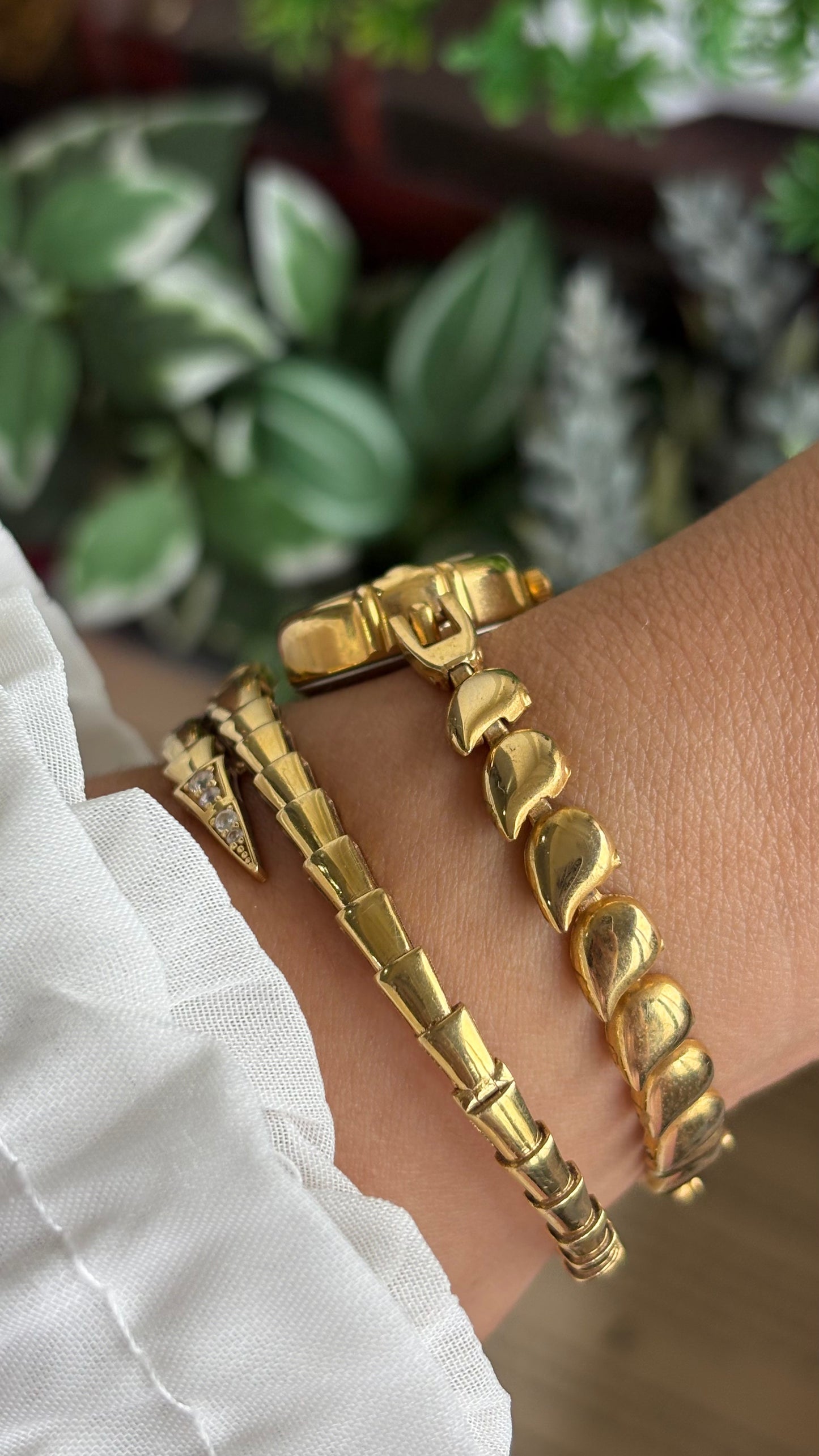 Vintage Soigne Teardrop Chain Bracelet Watch in Gold Tone