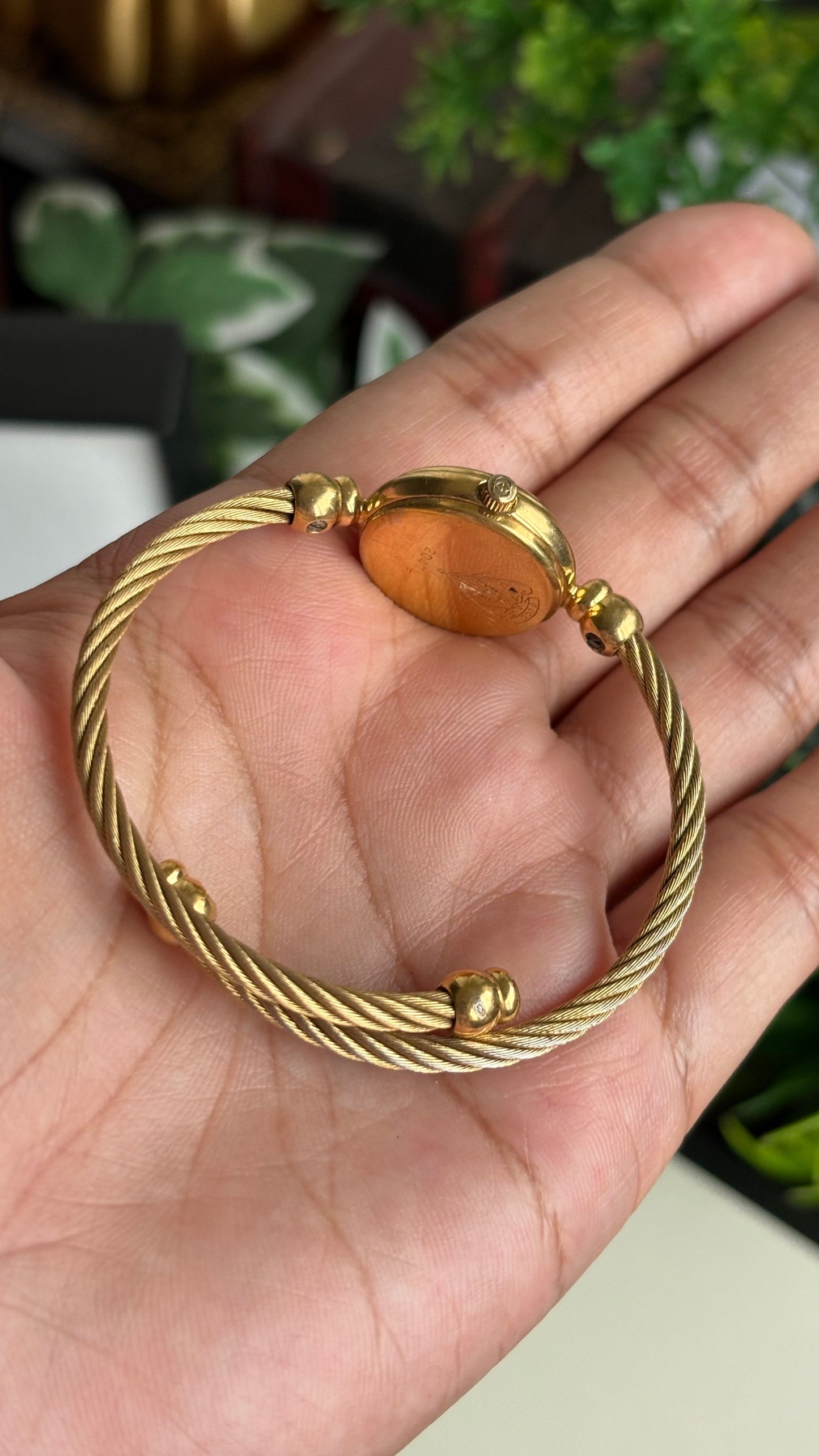 Extremely Rare Vintage 2700L Gucci Bangle Watch in Gold Tone Mother of Pearl Dial with Gucci Box