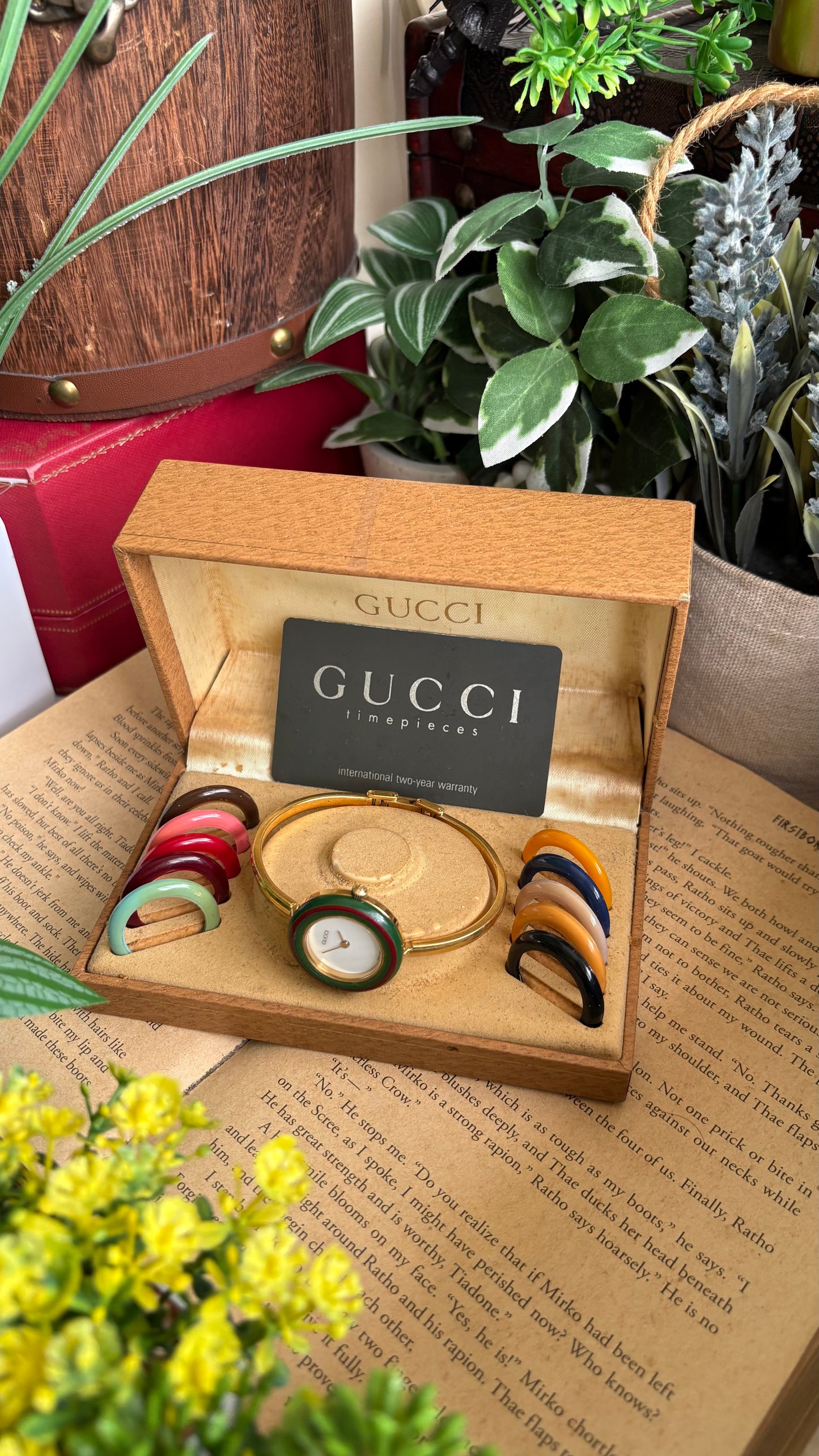 Vintage Gucci 1100L Interchangeable Bezel Set Bangle Watch in Gold Tone
