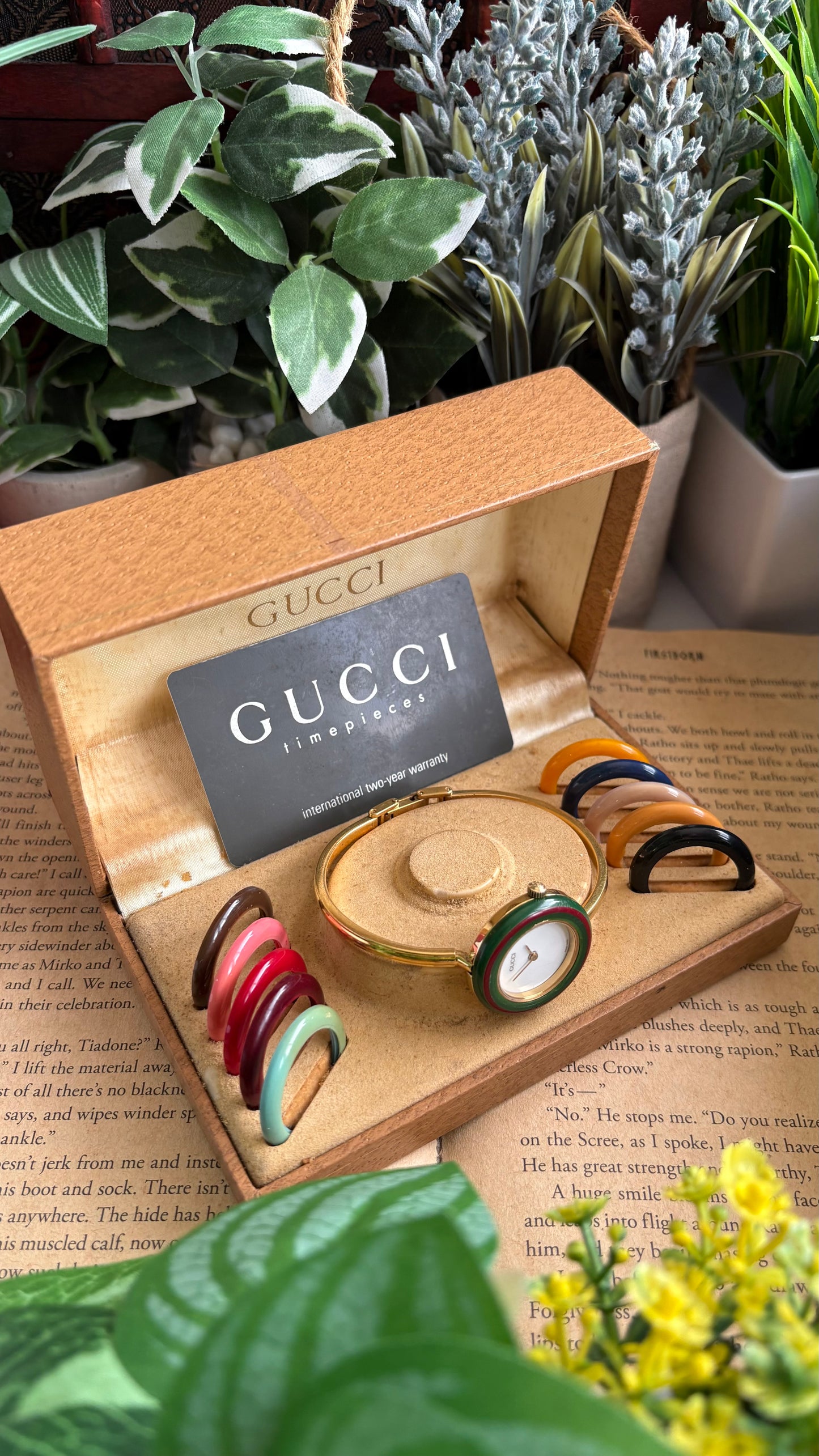 Vintage Gucci 1100L Interchangeable Bezel Set Bangle Watch in Gold Tone