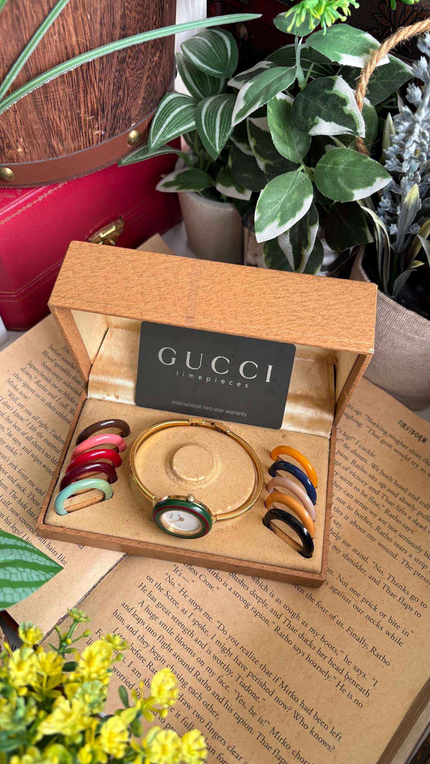 Vintage Gucci 1100L Interchangeable Bezel Set Bangle Watch in Gold Tone