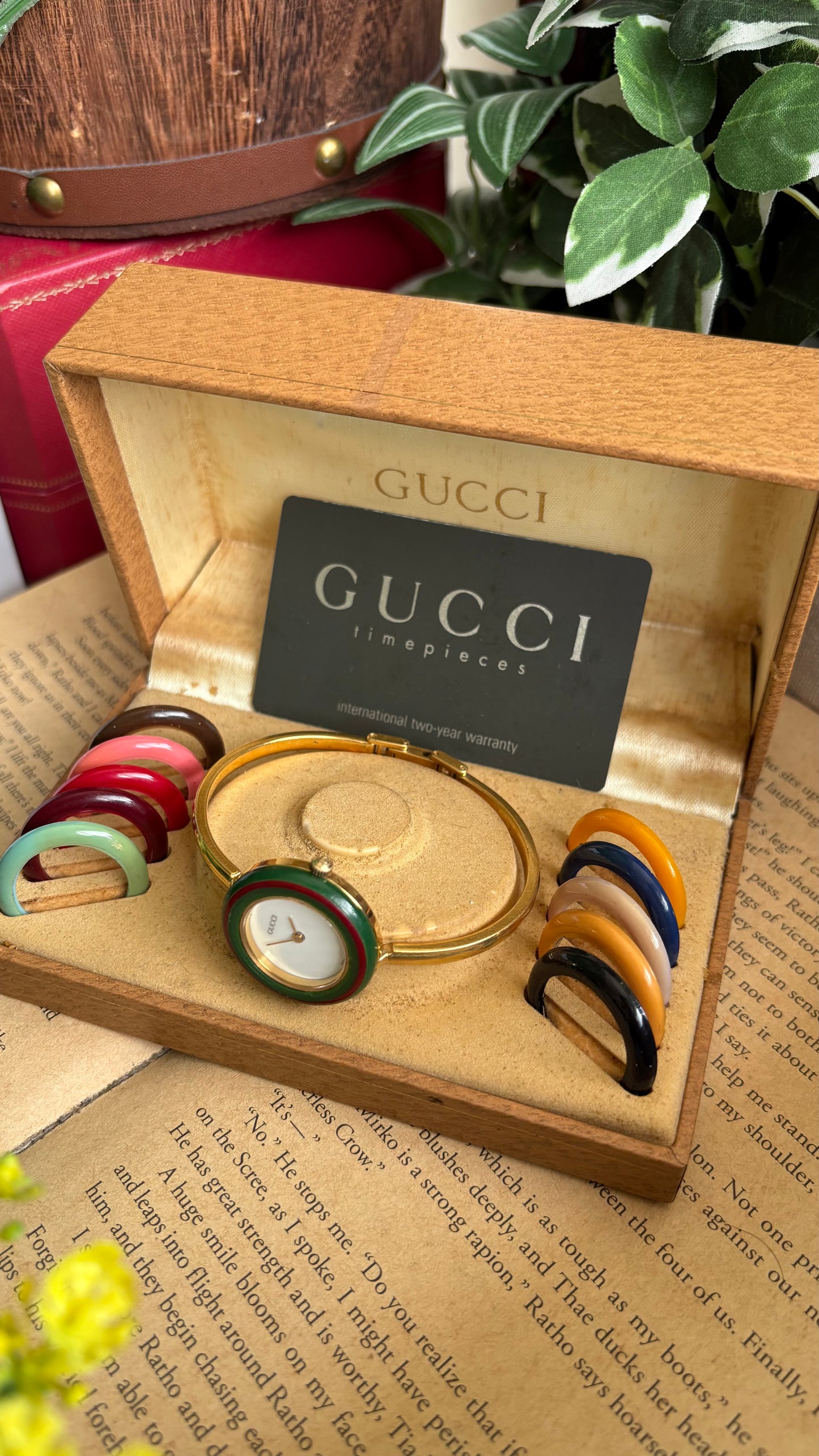 Vintage Gucci 1100L Interchangeable Bezel Set Bangle Watch in Gold Tone