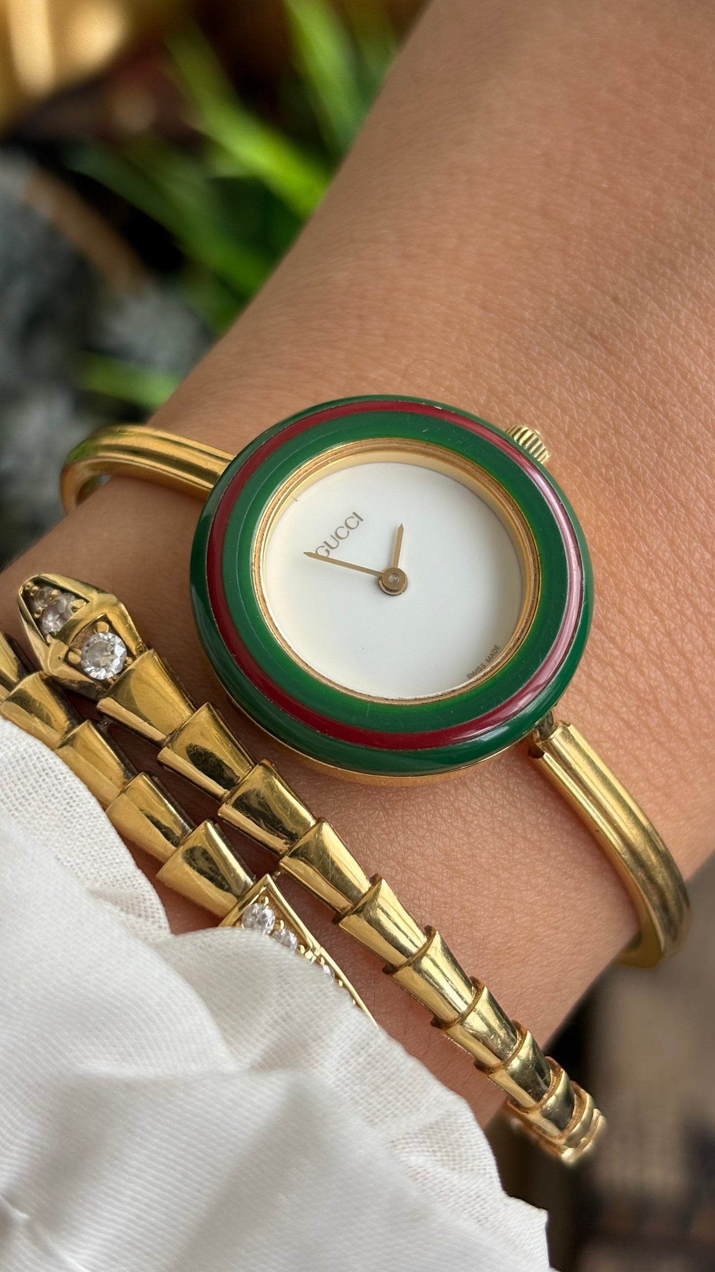 Vintage Gucci 1100L Interchangeable Bezel Set Bangle Watch in Gold Tone