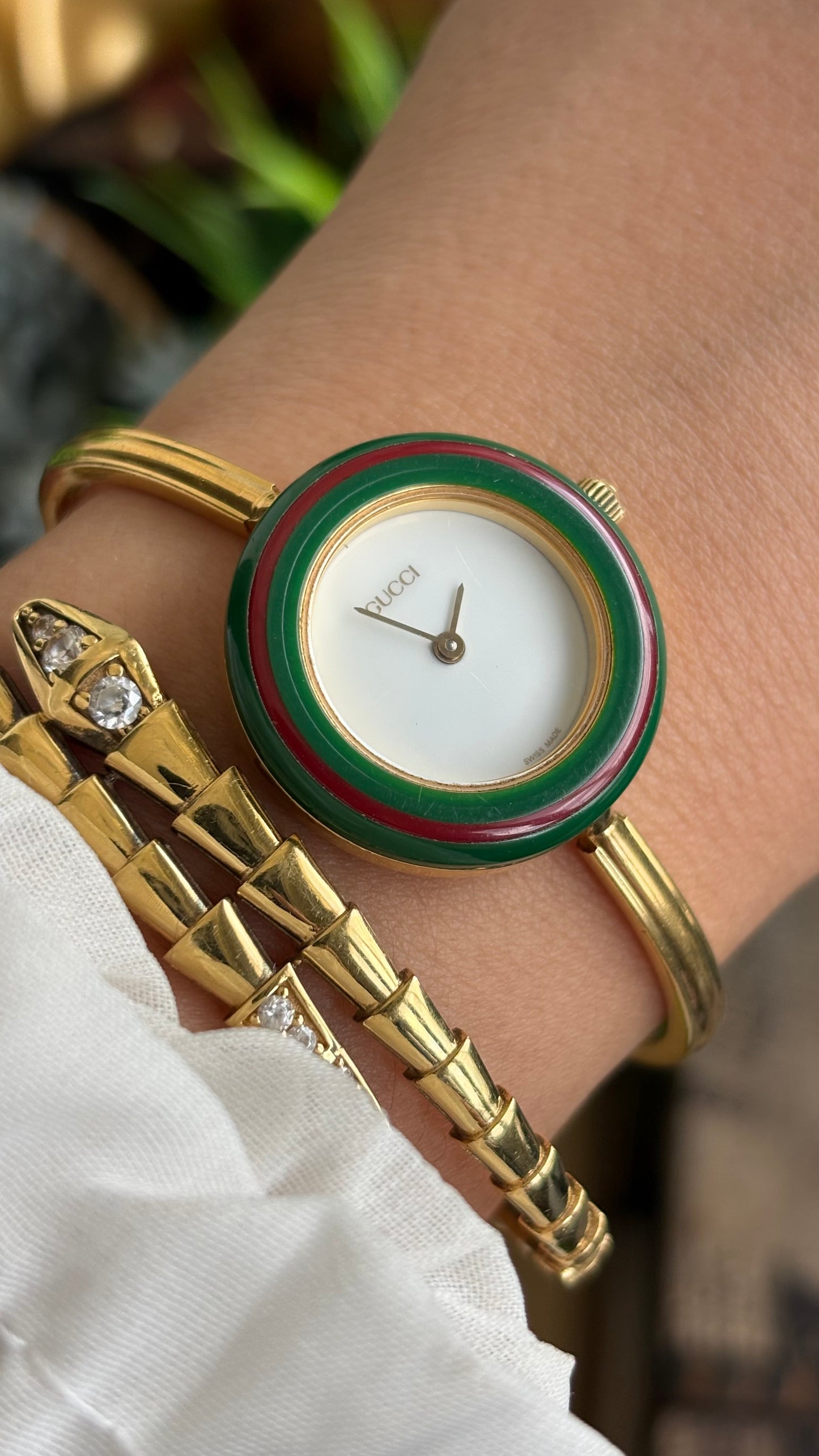 Vintage Gucci 1100L Interchangeable Bezel Set Bangle Watch in Gold Tone