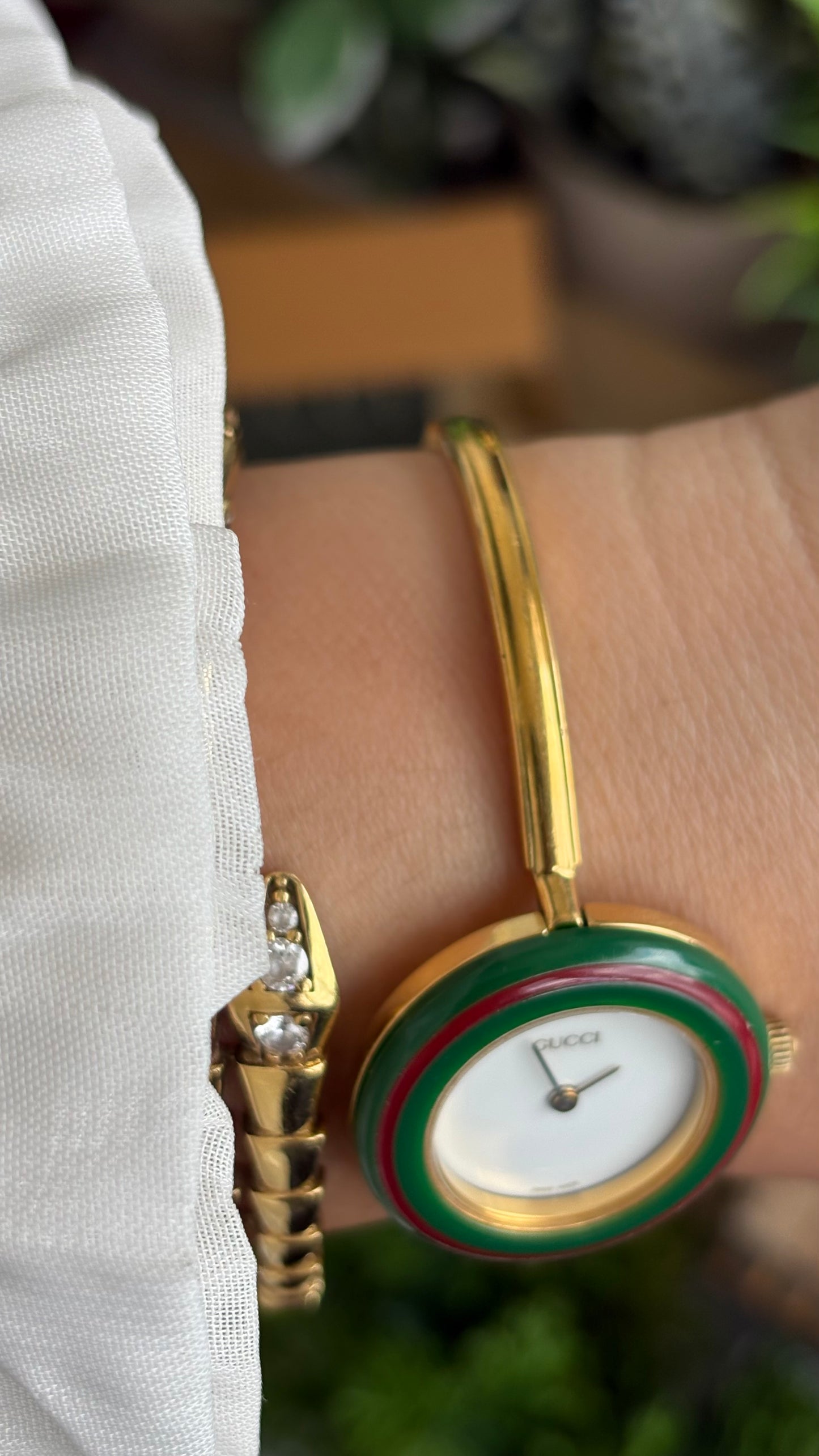 Vintage Gucci 1100L Interchangeable Bezel Set Bangle Watch in Gold Tone