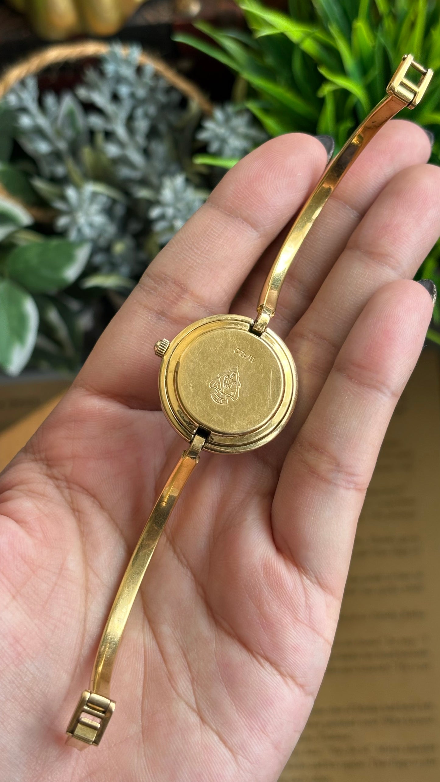 Vintage Gucci 1100L Interchangeable Bezel Set Bangle Watch in Gold Tone
