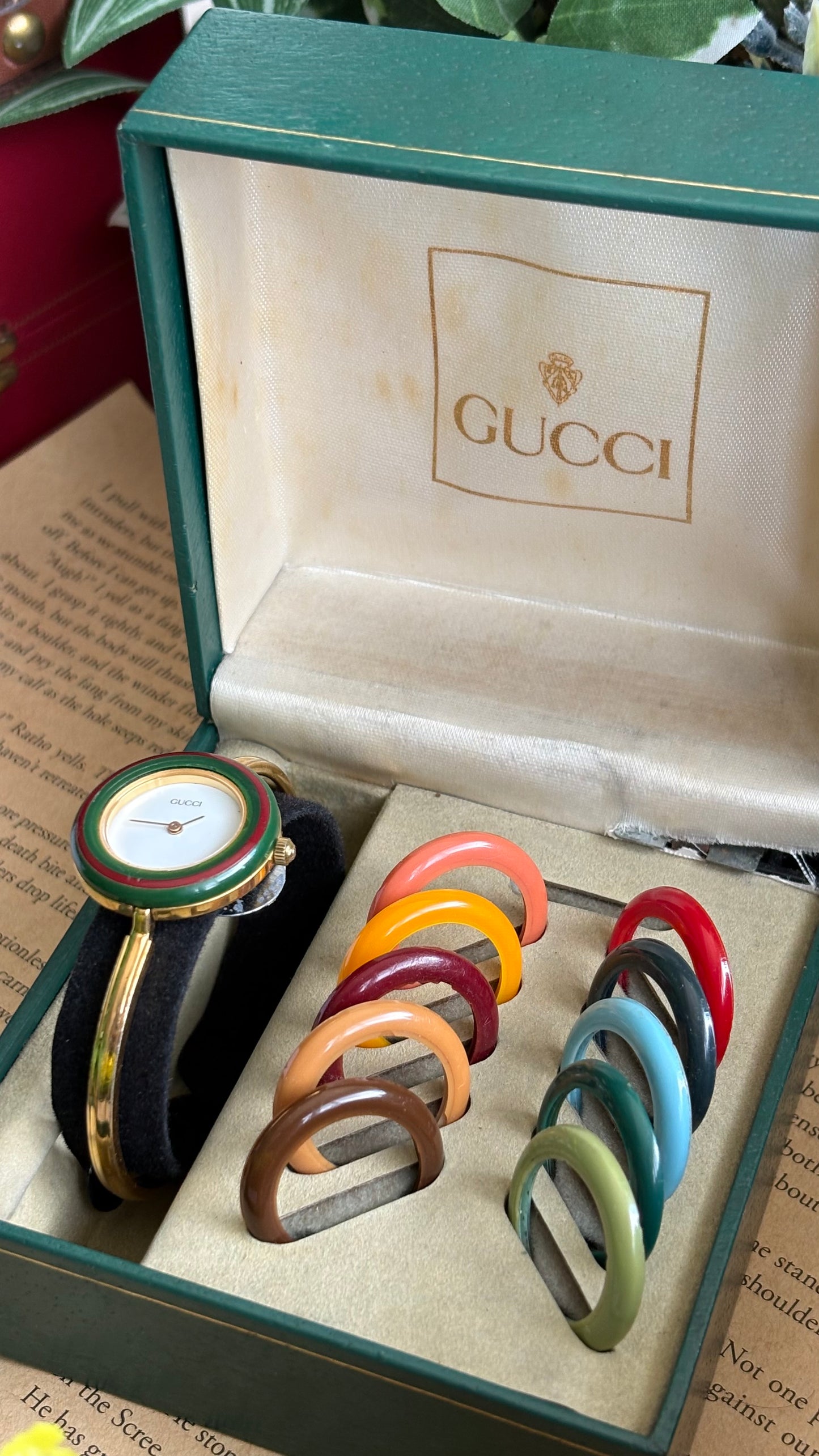 Vintage Gucci 1100L Interchangeable Bezel Set Bangle Watch in Gold Tone