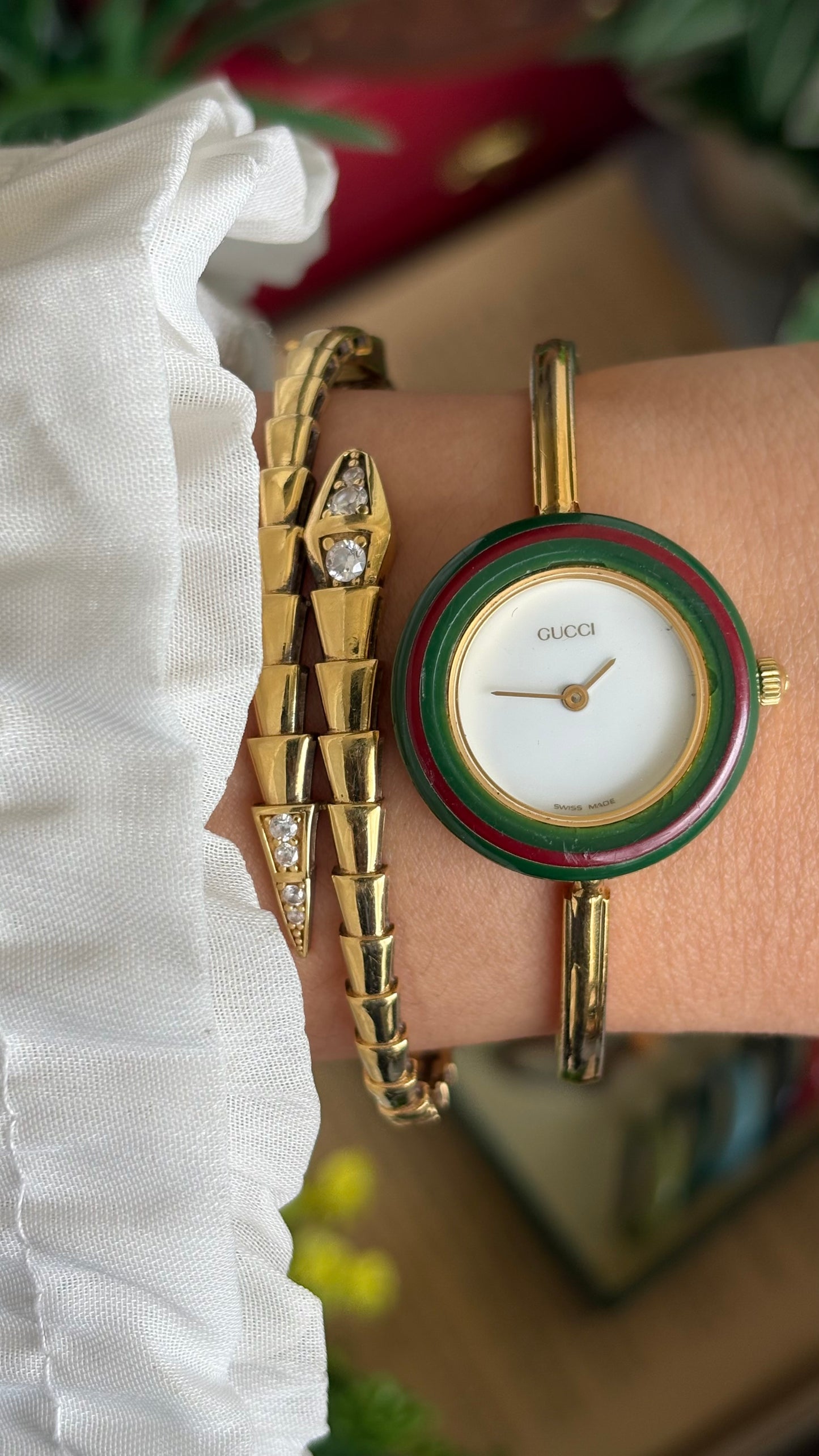 Vintage Gucci 1100L Interchangeable Bezel Set Bangle Watch in Gold Tone