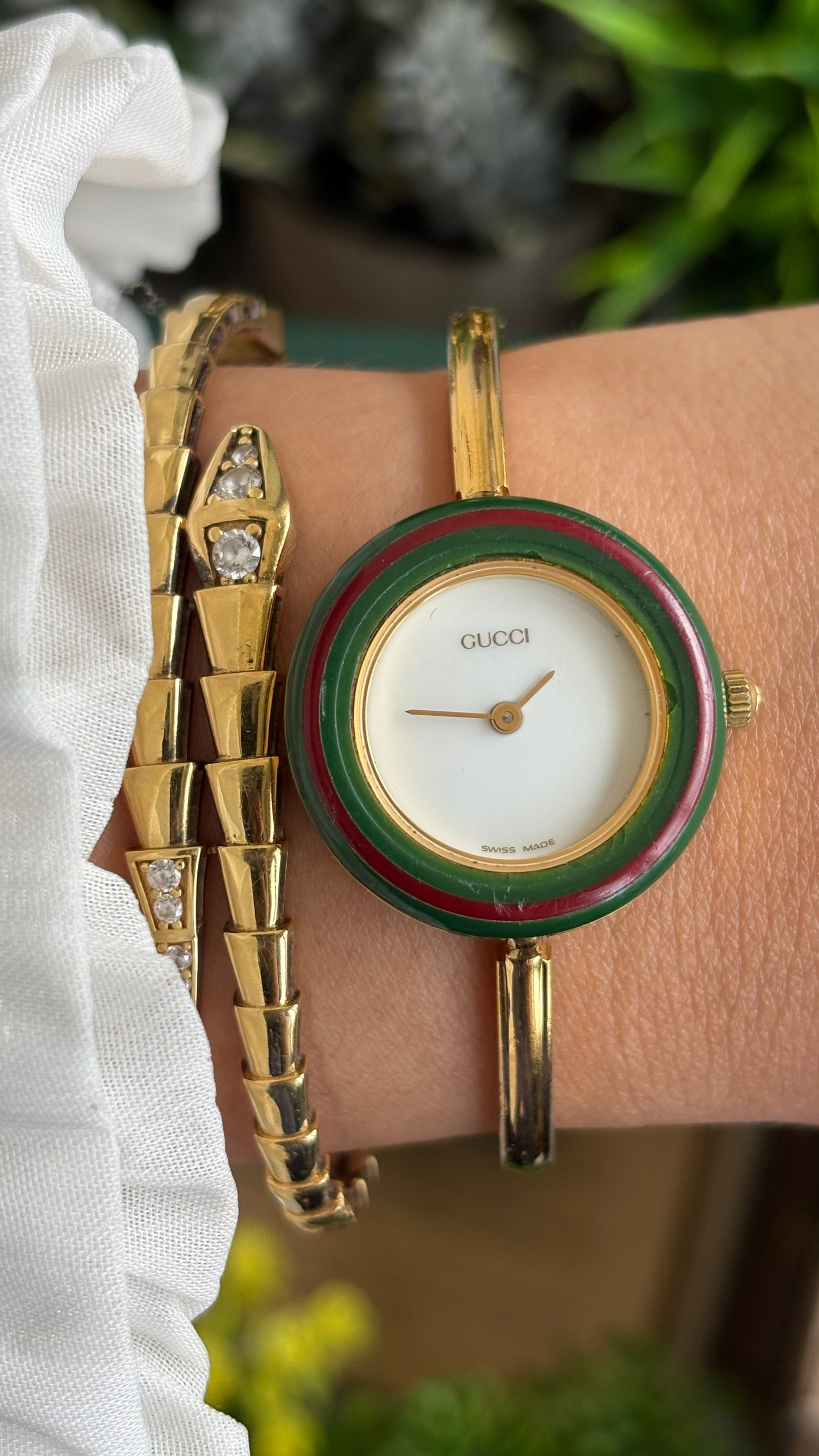 Vintage Gucci 1100L Interchangeable Bezel Set Bangle Watch in Gold Tone