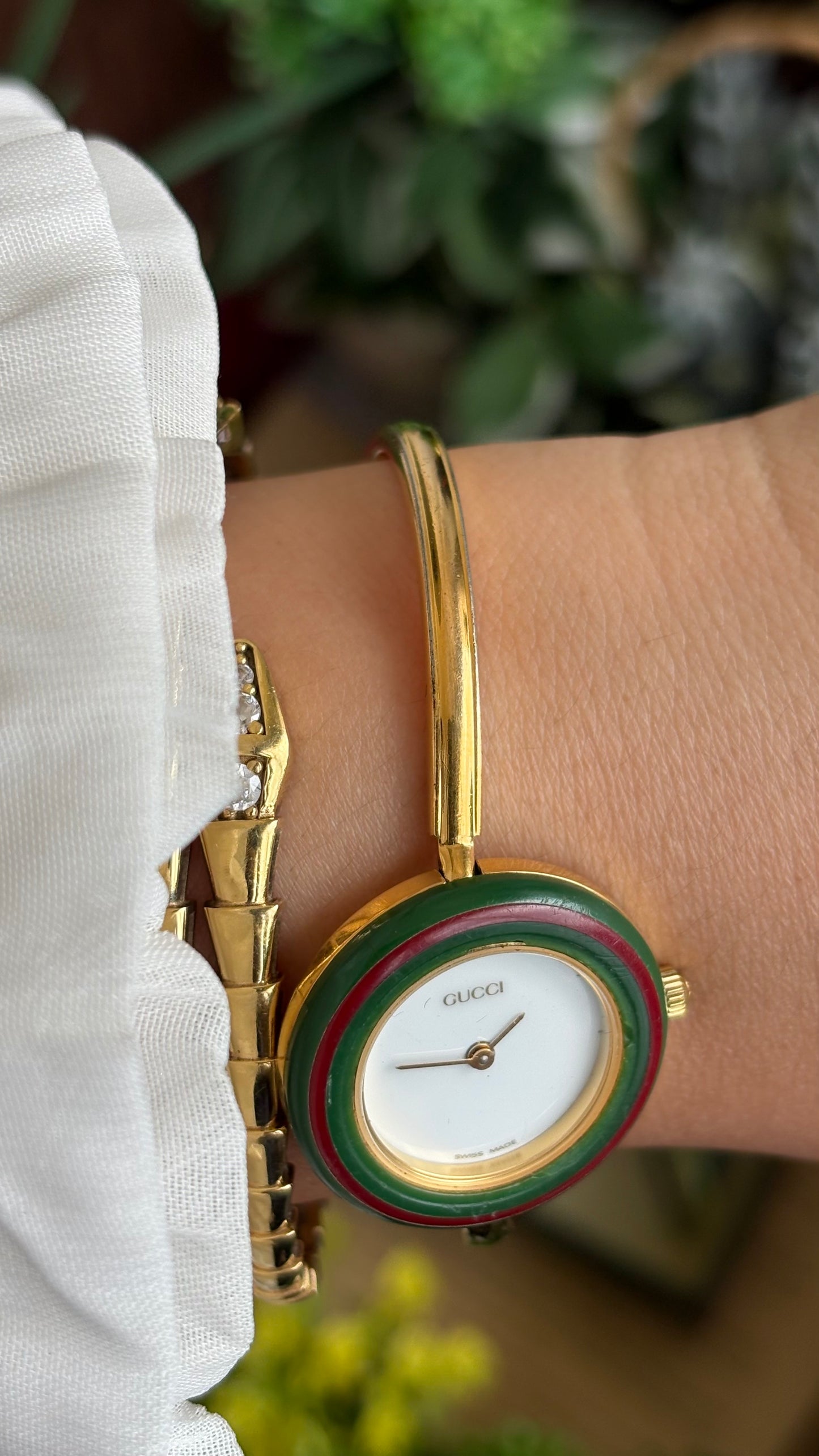Vintage Gucci 1100L Interchangeable Bezel Set Bangle Watch in Gold Tone