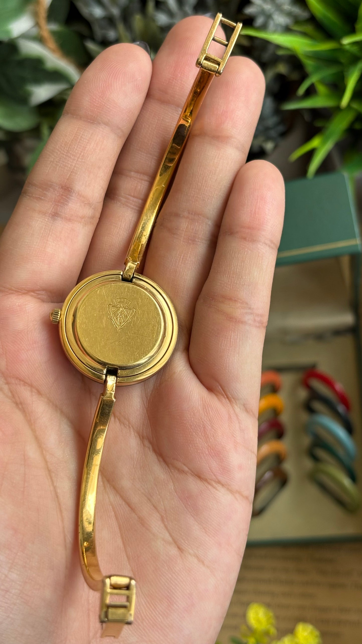 Vintage Gucci 1100L Interchangeable Bezel Set Bangle Watch in Gold Tone