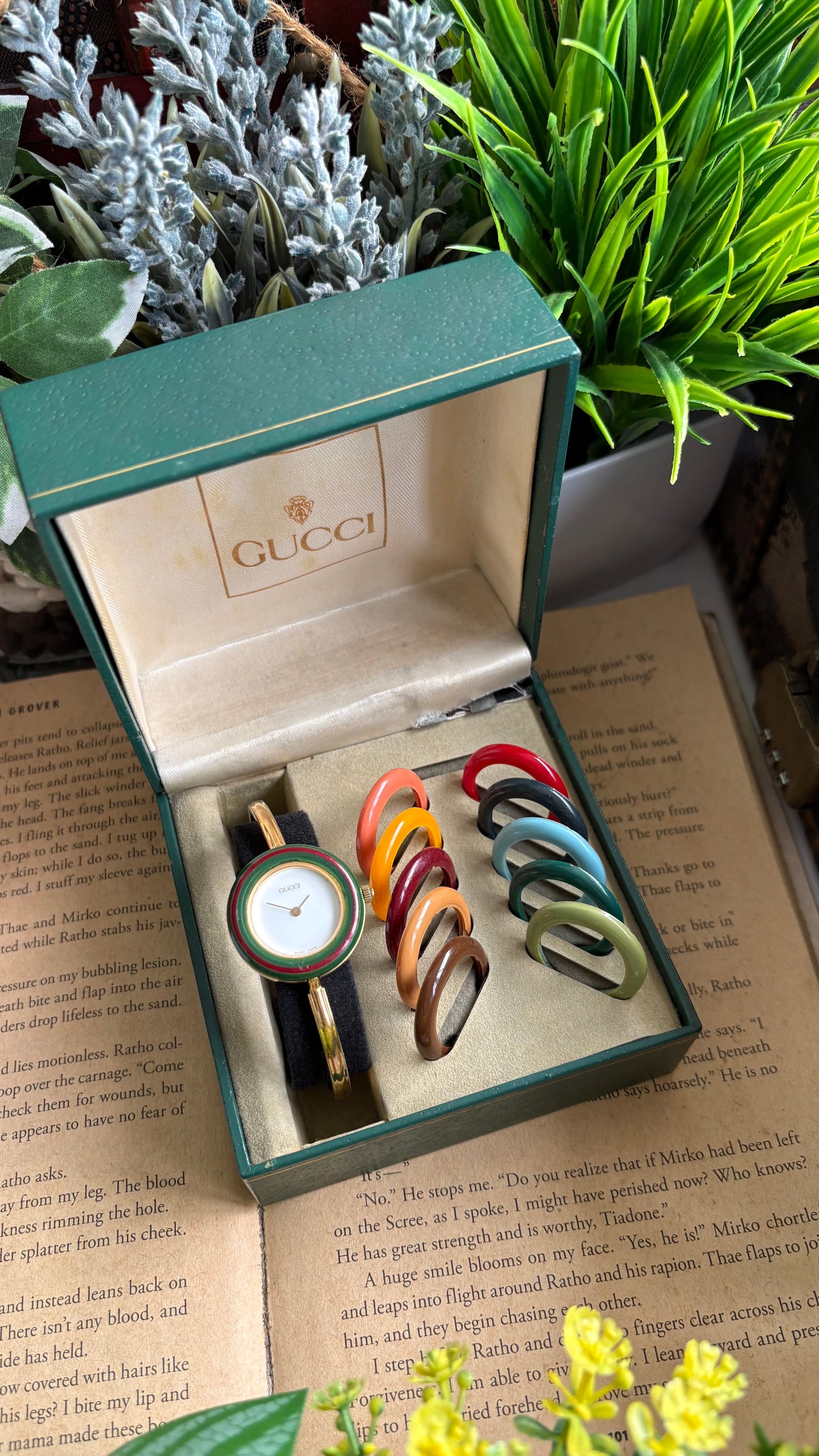Vintage Gucci 1100L Interchangeable Bezel Set Bangle Watch in Gold Tone