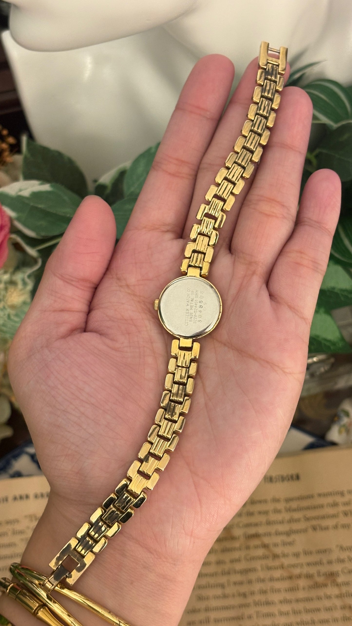Rare Vintage Elegant Citizen Mother of Pearl Dial Watch in Gold Tone Quartz