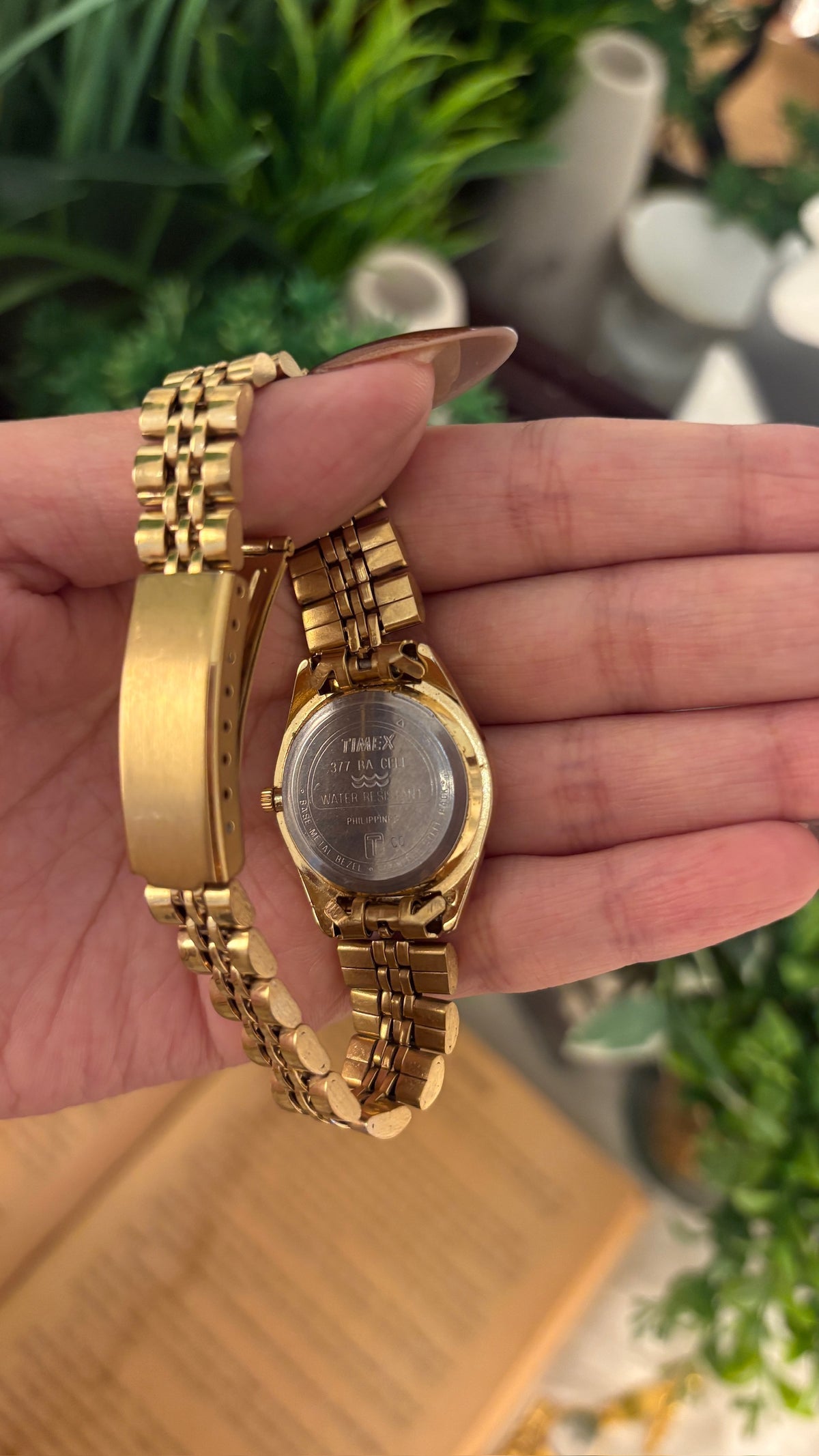 Rare Vintage Timex Fluted Bezel Date Window Watch in Gold Tone Quartz