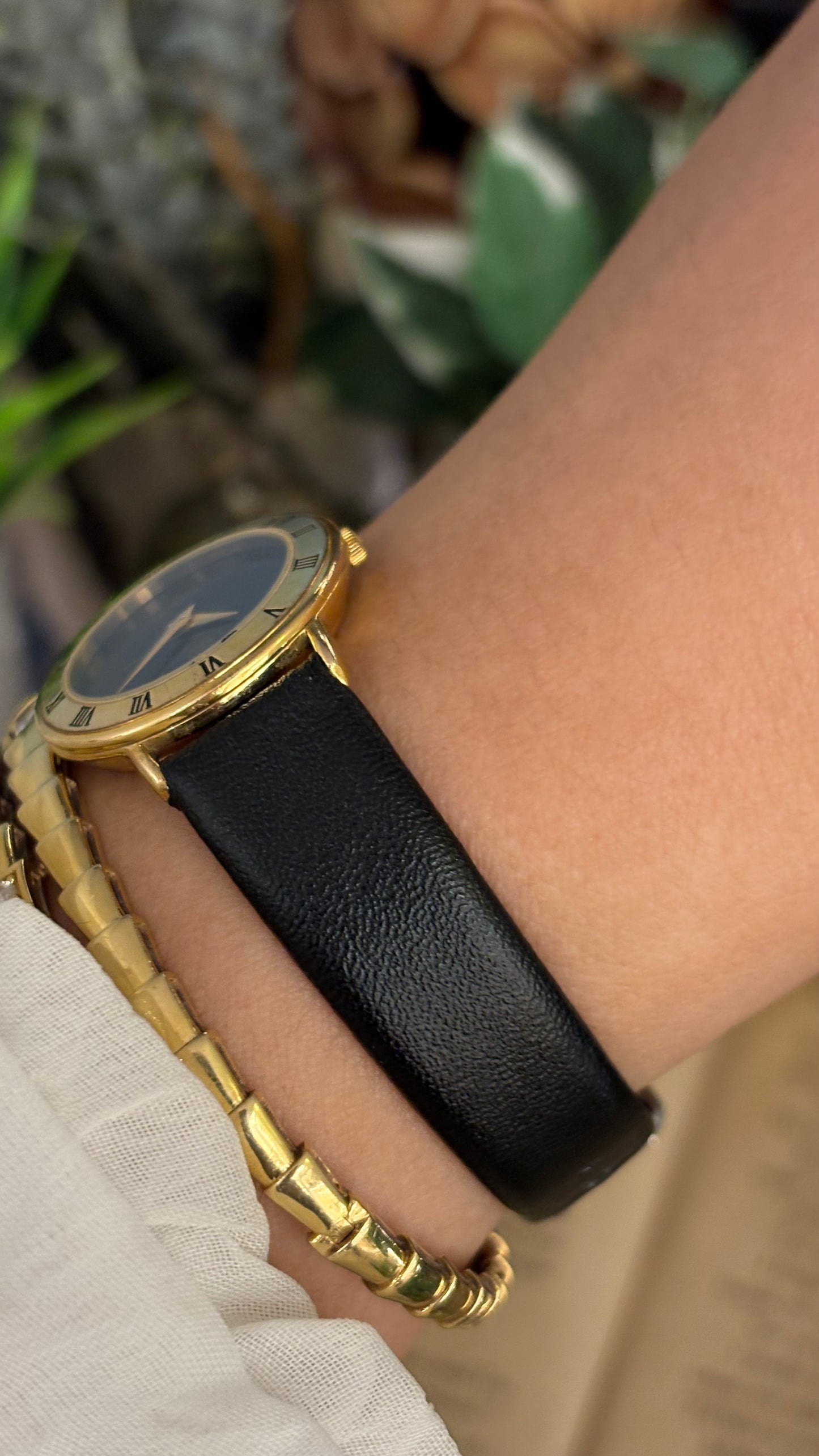 Vintage Gucci Swiss 3000L Engraved Roman Bezel Watch in Gold Tone Black Leather Blackout Dial Quartz