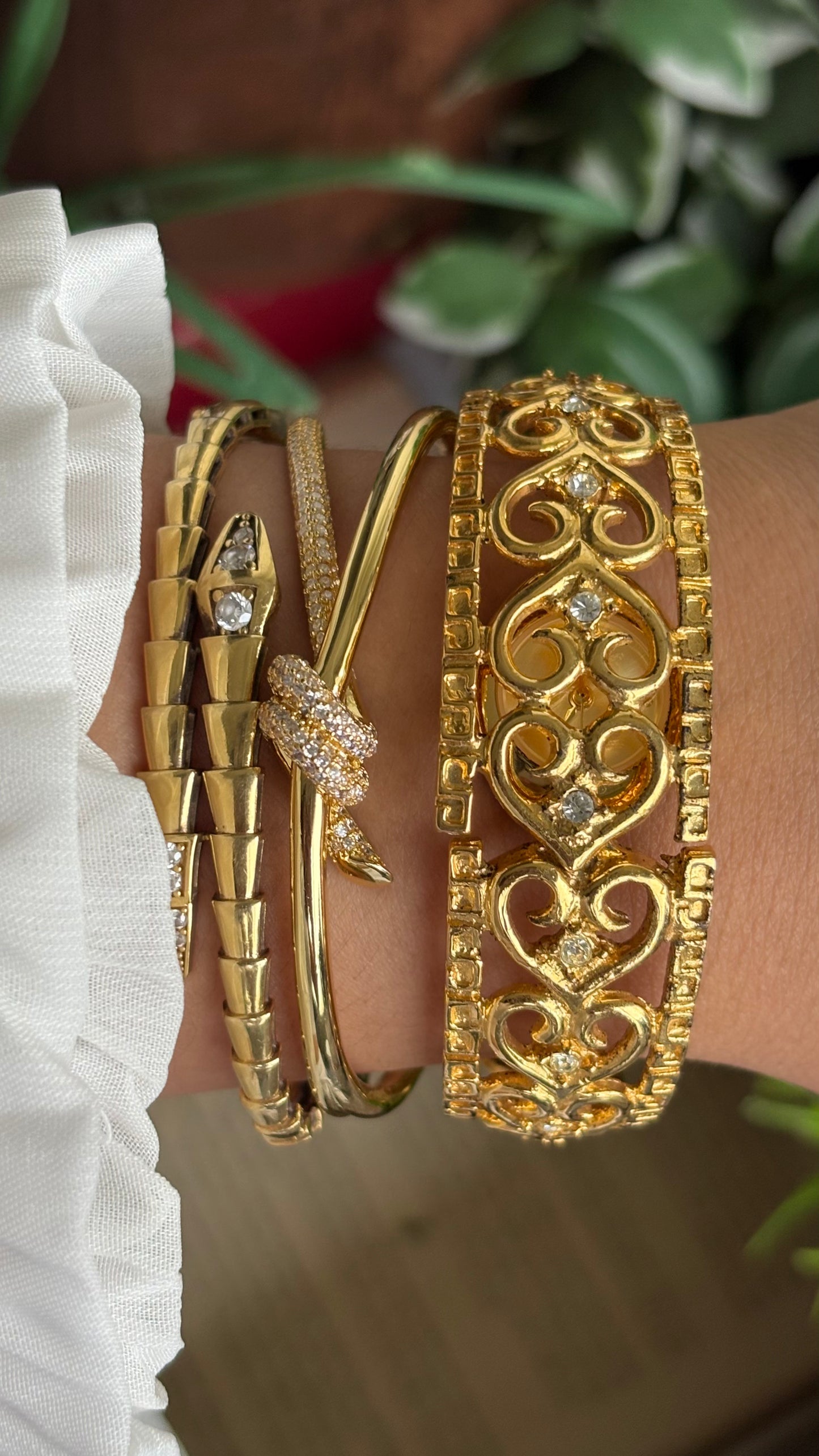 Extremely Rare Vintage Aphrodite’s Peekaboo Watch in Gold Tone Heart Details Greek Style