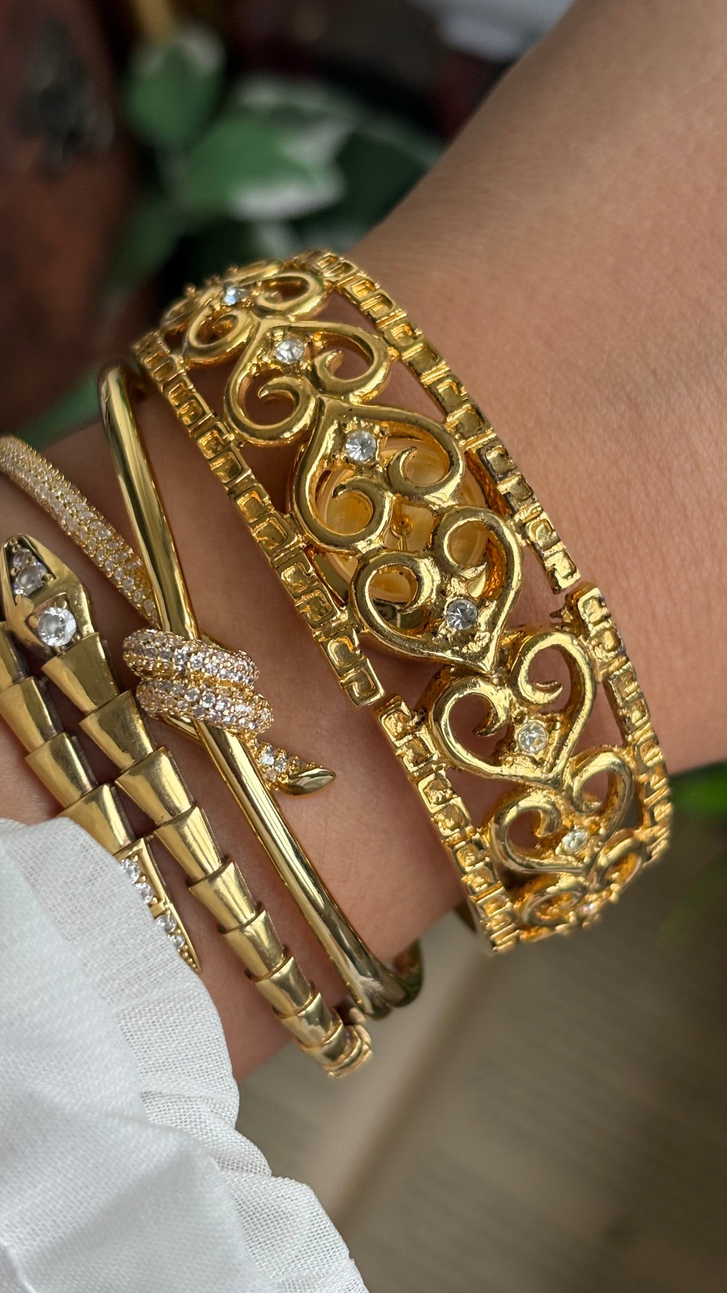 Extremely Rare Vintage Aphrodite’s Peekaboo Watch in Gold Tone Heart Details Greek Style