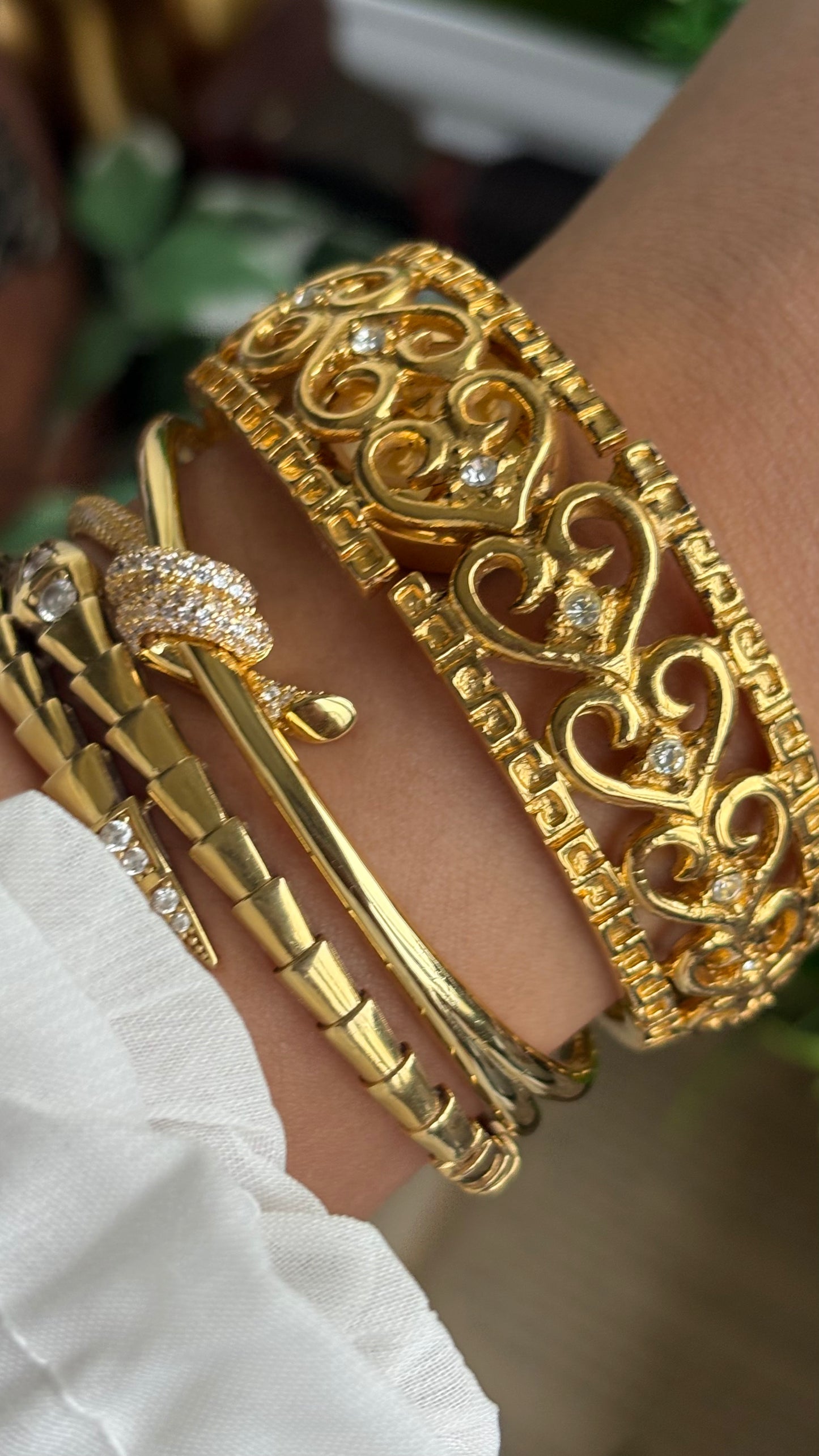 Extremely Rare Vintage Aphrodite’s Peekaboo Watch in Gold Tone Heart Details Greek Style